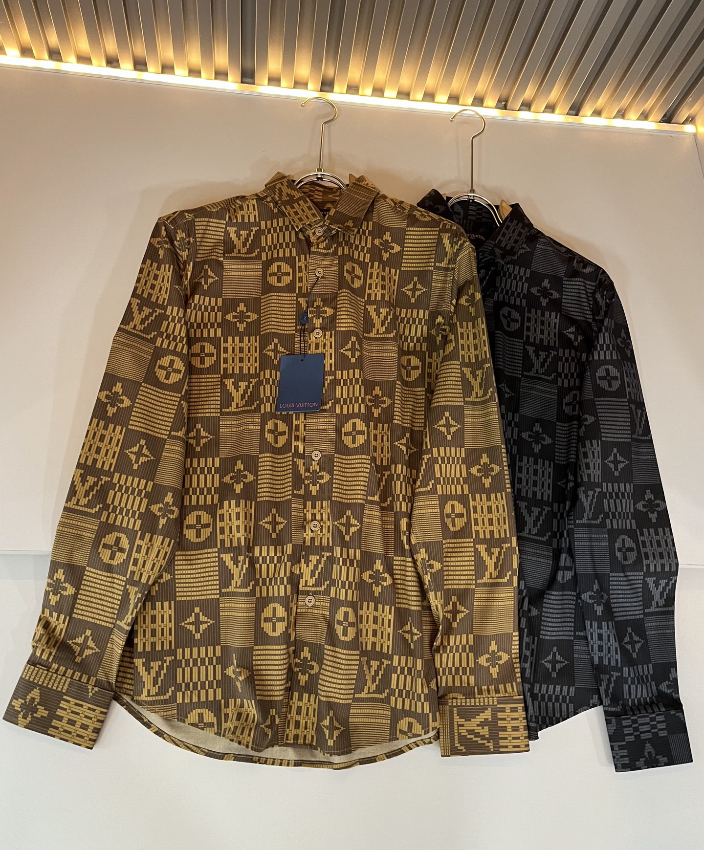 LouisVuitt*路易*登 2025秋季新品最新工艺男女同款👫翻领衬衣，独一无二超薄丝滑触感！！全景