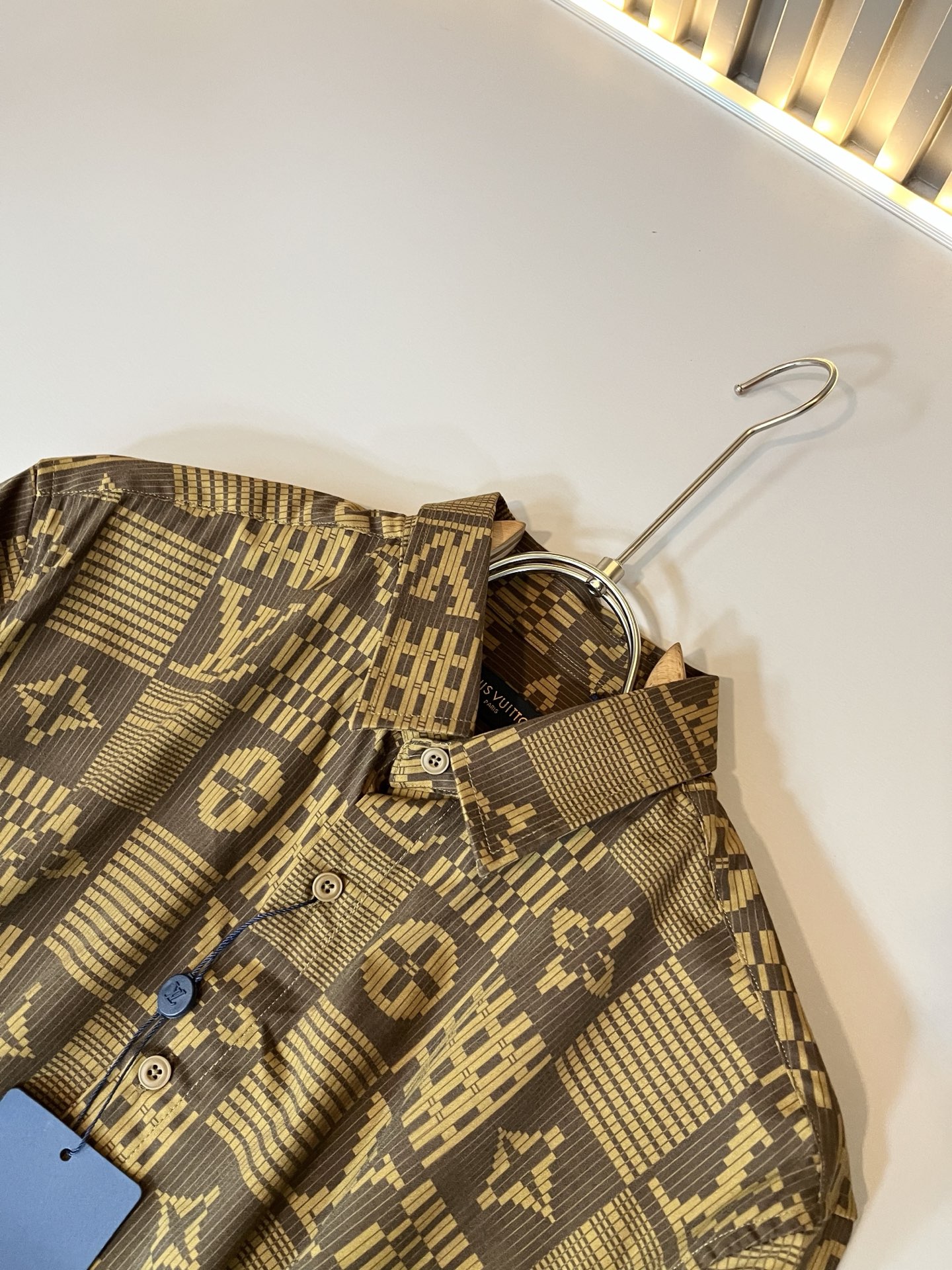 LouisVuitt*路易*登 2025秋季新品最新工艺男女同款👫翻领衬衣，独一无二超薄丝滑触感！！全景