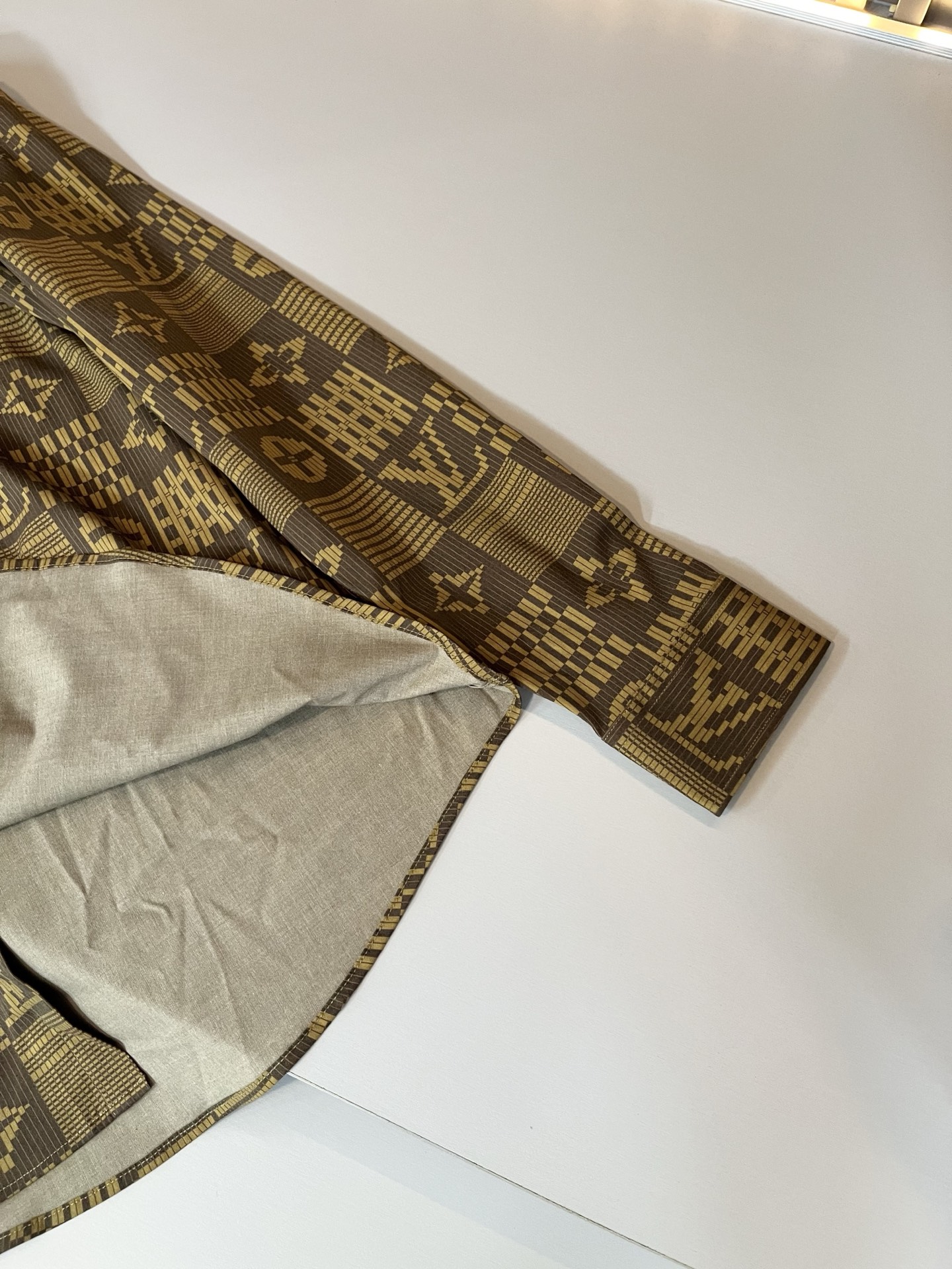 LouisVuitt*路易*登 2025秋季新品最新工艺男女同款👫翻领衬衣，独一无二超薄丝滑触感！！全景