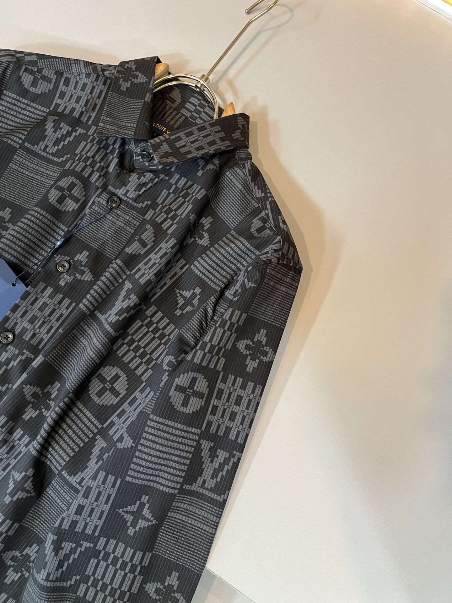 LouisVuitt*路易*登 2025秋季新品最新工艺男女同款👫翻领衬衣，独一无二超薄丝滑触感！！全景