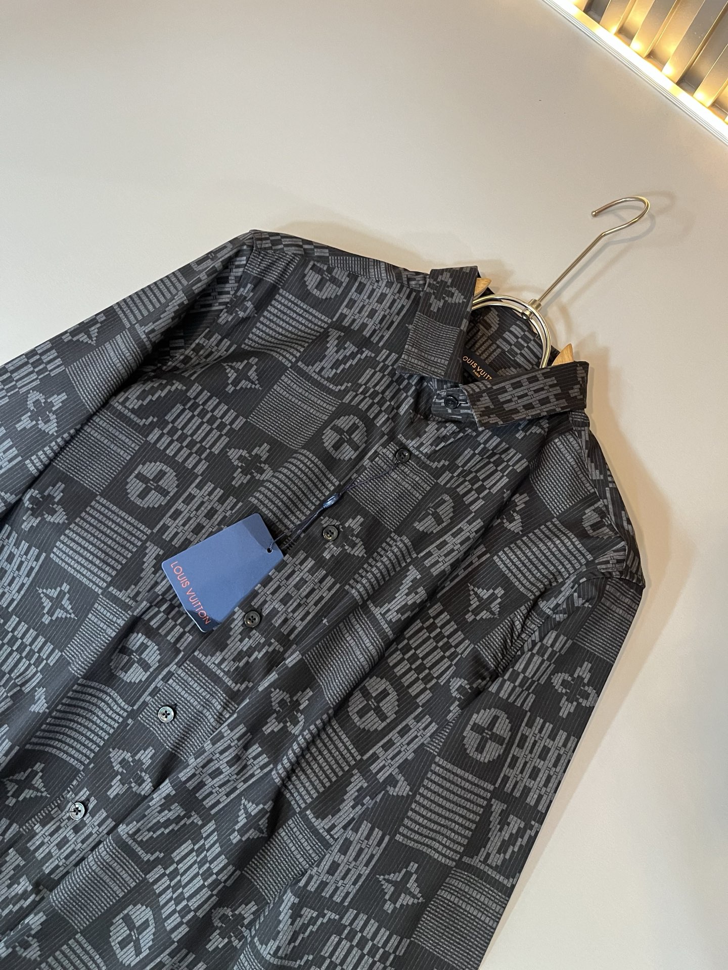 LouisVuitt*路易*登 2025秋季新品最新工艺男女同款👫翻领衬衣，独一无二超薄丝滑触感！！全景