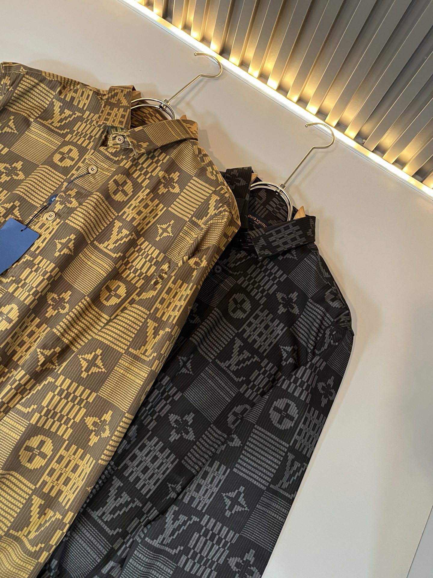 LouisVuitt*路易*登 2025秋季新品最新工艺男女同款👫翻领衬衣，独一无二超薄丝滑触感！！全景