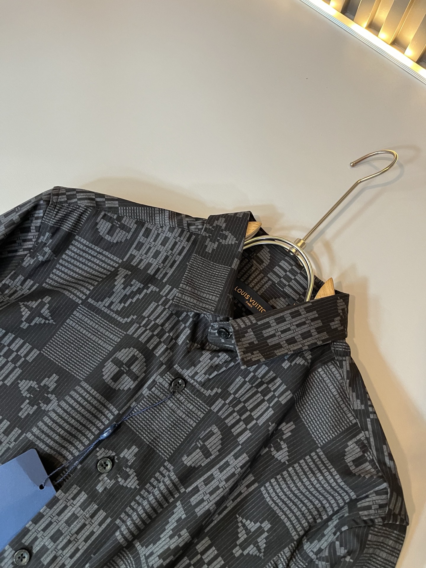 LouisVuitt*路易*登 2025秋季新品最新工艺男女同款👫翻领衬衣，独一无二超薄丝滑触感！！全景