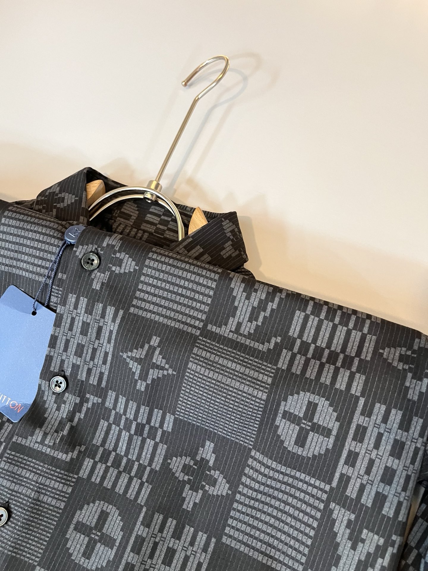 LouisVuitt*路易*登 2025秋季新品最新工艺男女同款👫翻领衬衣，独一无二超薄丝滑触感！！全景