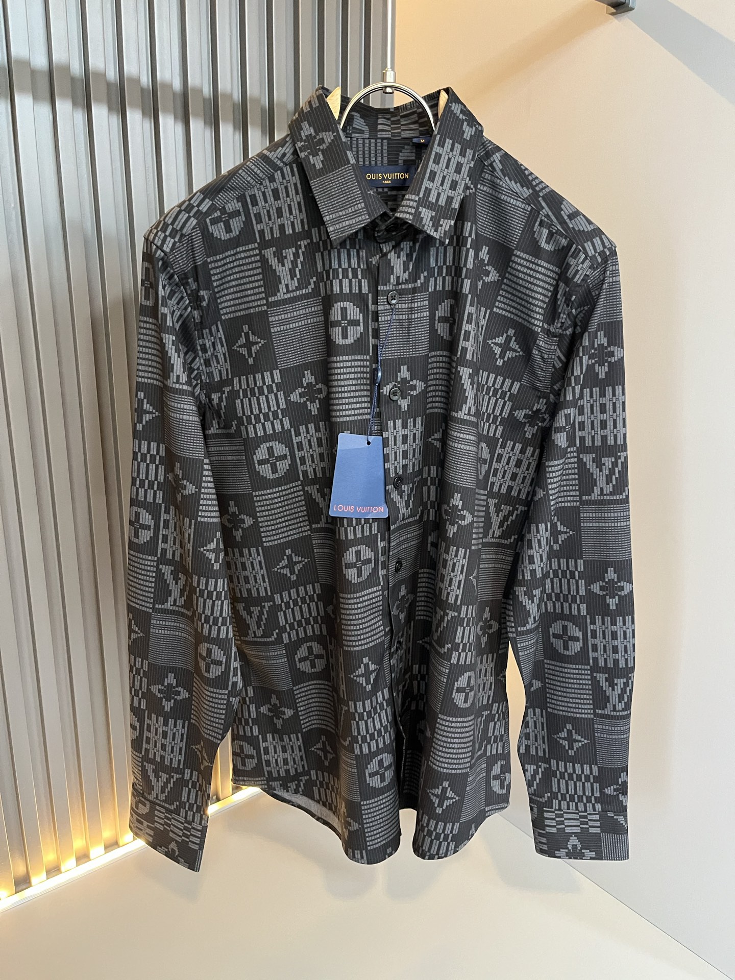 LouisVuitt*路易*登 2025秋季新品最新工艺男女同款👫翻领衬衣，独一无二超薄丝滑触感！！全景