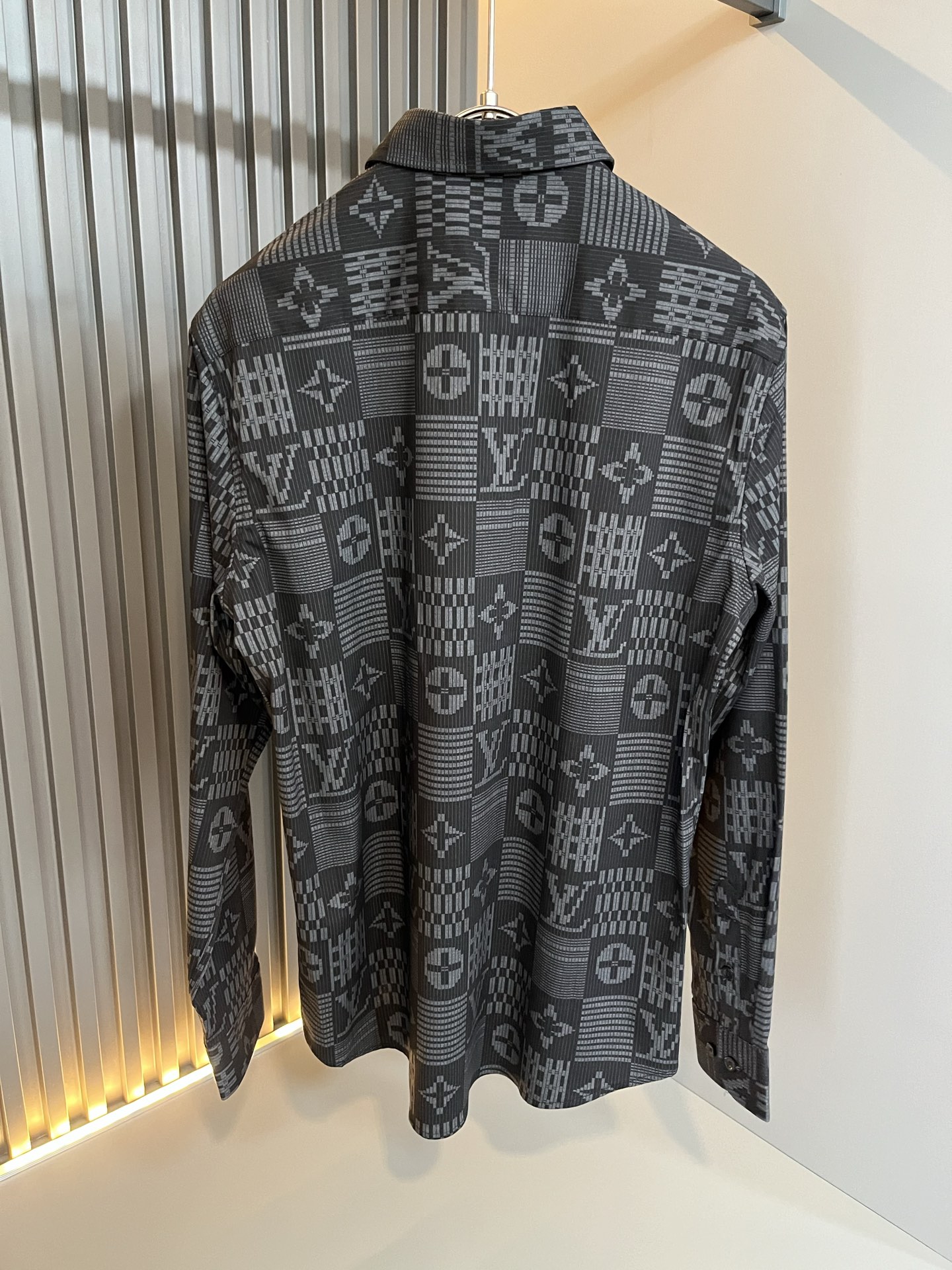 LouisVuitt*路易*登 2025秋季新品最新工艺男女同款👫翻领衬衣，独一无二超薄丝滑触感！！全景