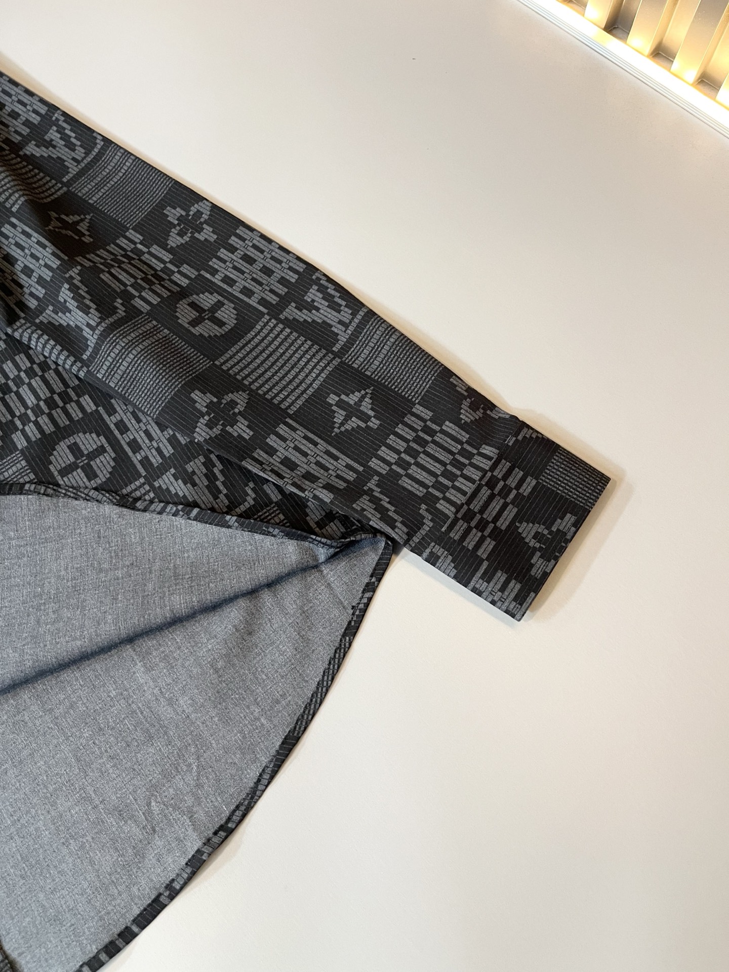 LouisVuitt*路易*登 2025秋季新品最新工艺男女同款👫翻领衬衣，独一无二超薄丝滑触感！！全景