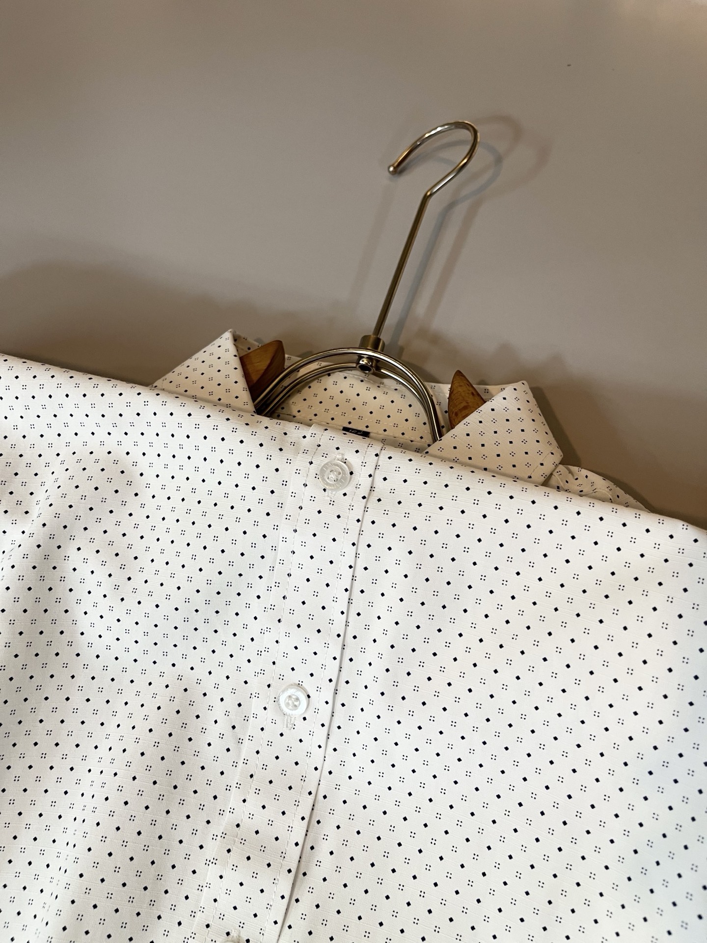 LouisVuitt*路易*登 2025秋季新品最新工艺男女同款👫翻领衬衣，独一无二超薄丝滑触感！！全景