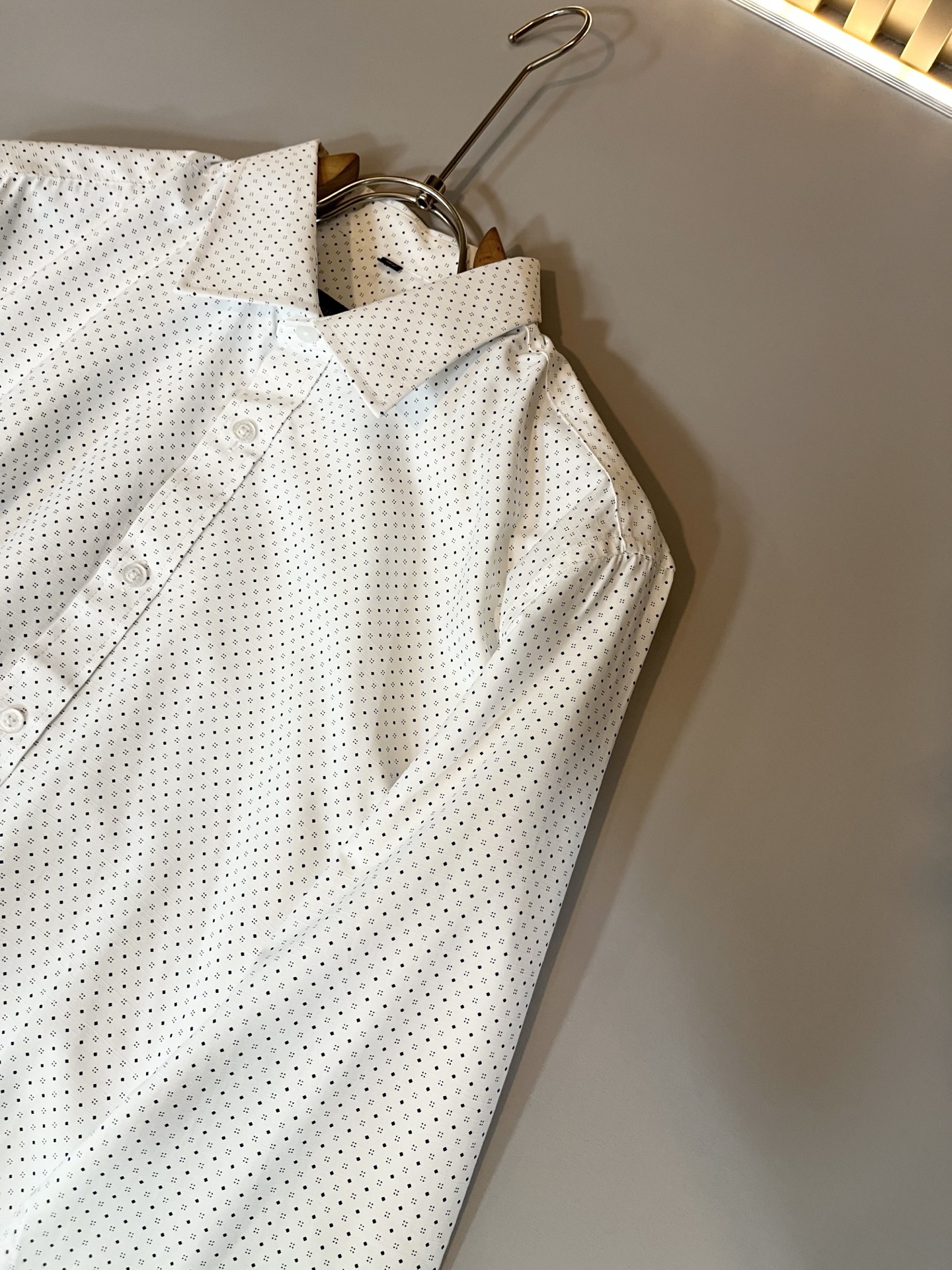 LouisVuitt*路易*登 2025秋季新品最新工艺男女同款👫翻领衬衣，独一无二超薄丝滑触感！！全景