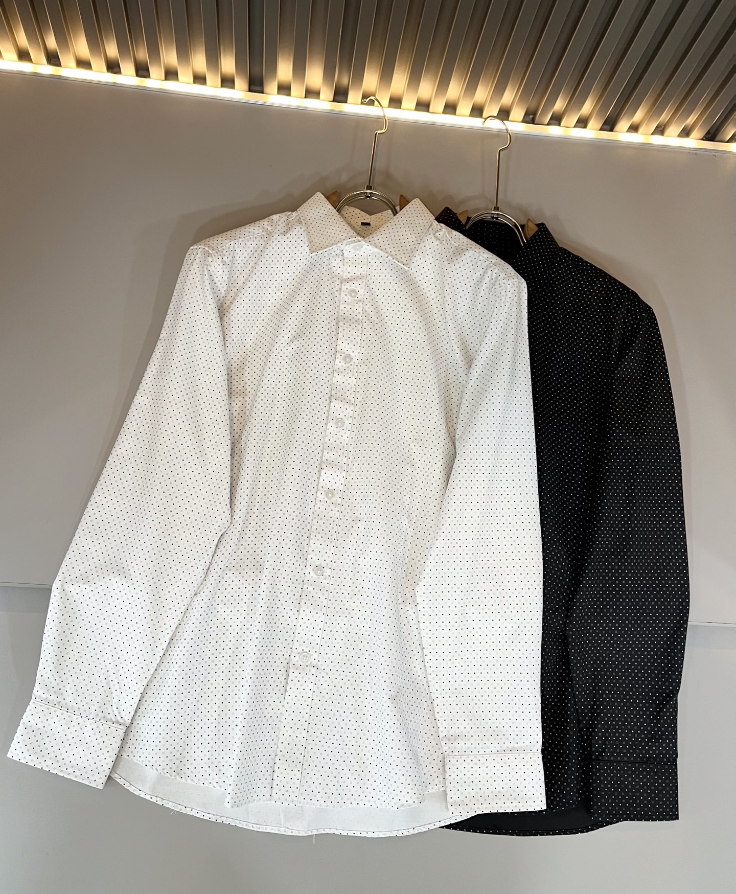 LouisVuitt*路易*登 2025秋季新品最新工艺男女同款👫翻领衬衣，独一无二超薄丝滑触感！！全景