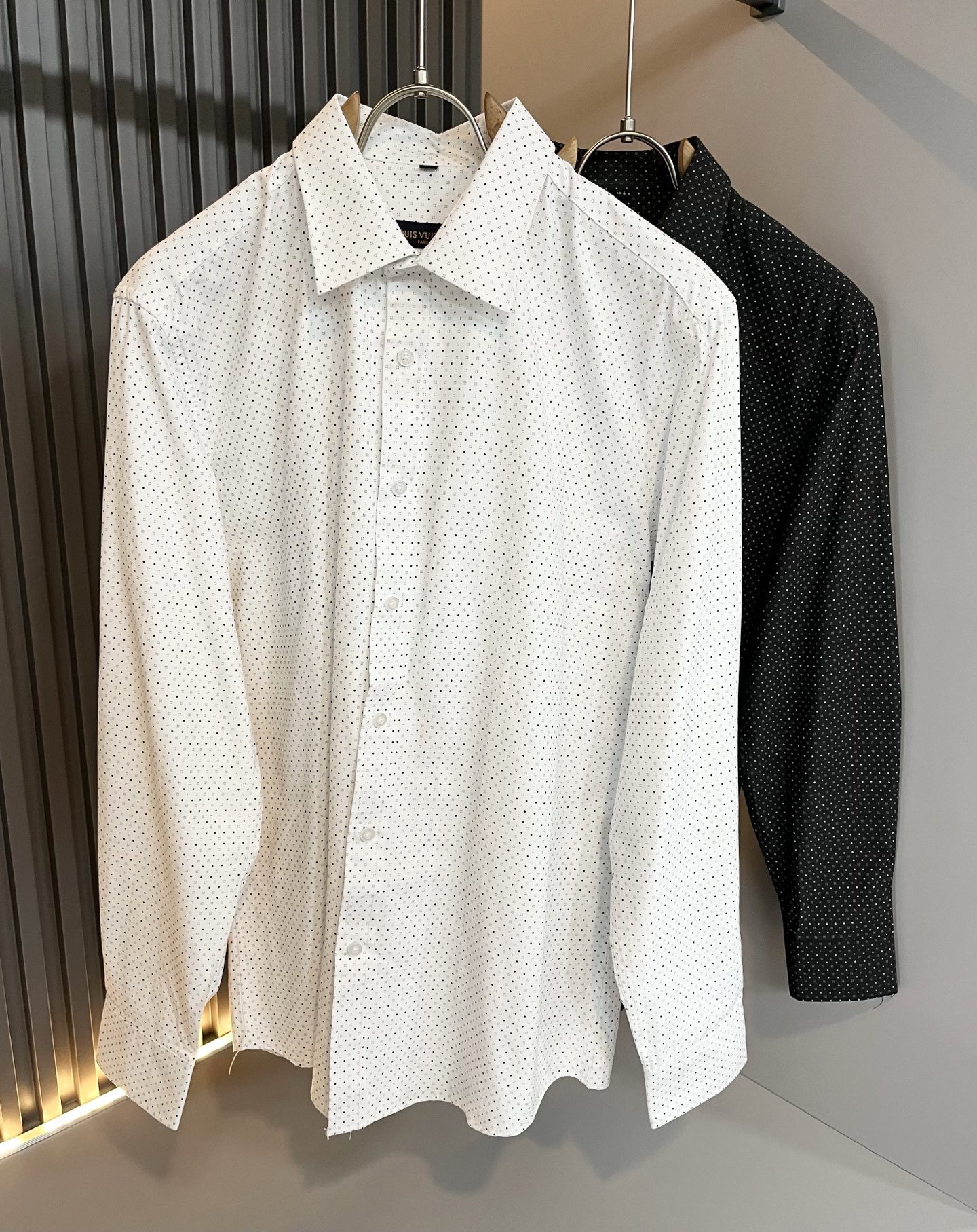 NO:530717,LouisVuitt*Louis*Deng 2025 autumn new product latest craftsmanship for men and women the same lapel shirt, unique ultra-thin silky and smooth touch!  !  Panoramic logo pattern printing design!  Represents the brand image, simple and comfortable style, high-end customized original exclusive poplin cotton fabric!  The solid color series is a very popular style. The simple styles are more diverse when worn. The seemingly simple styles are actually more time-consuming, light and breathable in fabrics and craftsmanship production. The cut style is a simple plain-colored small pointed-collar men's shirt. A shirt that every man should buy!  Size M-3XL, louis vuitton,louis vuitton,shirts,alexander wang19860909LouisVuitt*路易*登 2025秋季新品最新工艺男女同款翻领衬衣,独一无二超薄丝滑触感！！全景logo图案印花设计！代表品牌形象 简洁舒适的款式,高端定制原版专属府绸棉面料 ！纯色系列更是大家非常喜爱款,简约的款式穿搭起来更加的多样化.看似简单的款式,其实在面料以及工艺制作上更费时速干轻薄透气,裁剪时尚版型,简约式素色小尖领男士衬衣,每一个男士都应该入手的衬衫！尺码M-3XL,,louis vuitton,louis vuitton,shirts,alexander wang,Men's clothing