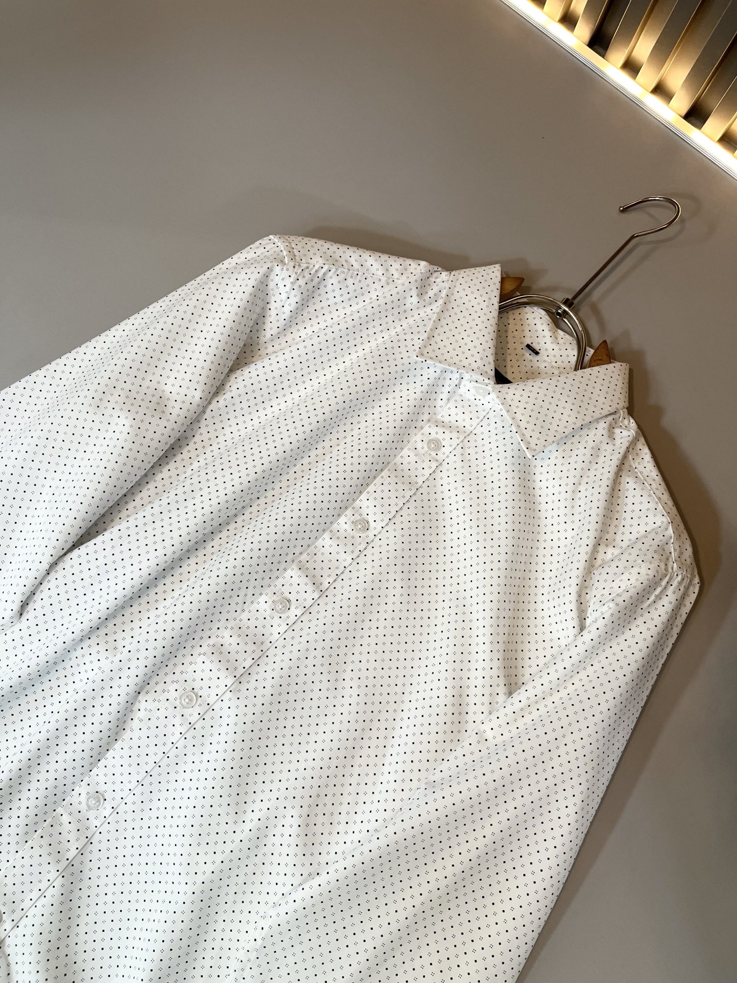 LouisVuitt*路易*登 2025秋季新品最新工艺男女同款👫翻领衬衣，独一无二超薄丝滑触感！！全景