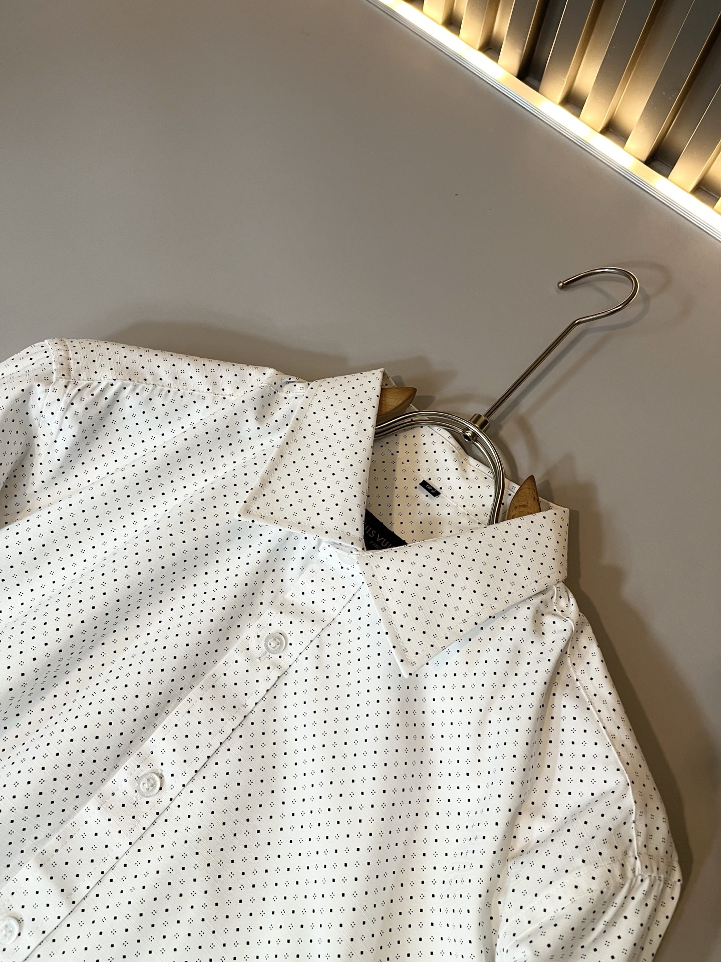 LouisVuitt*路易*登 2025秋季新品最新工艺男女同款👫翻领衬衣，独一无二超薄丝滑触感！！全景