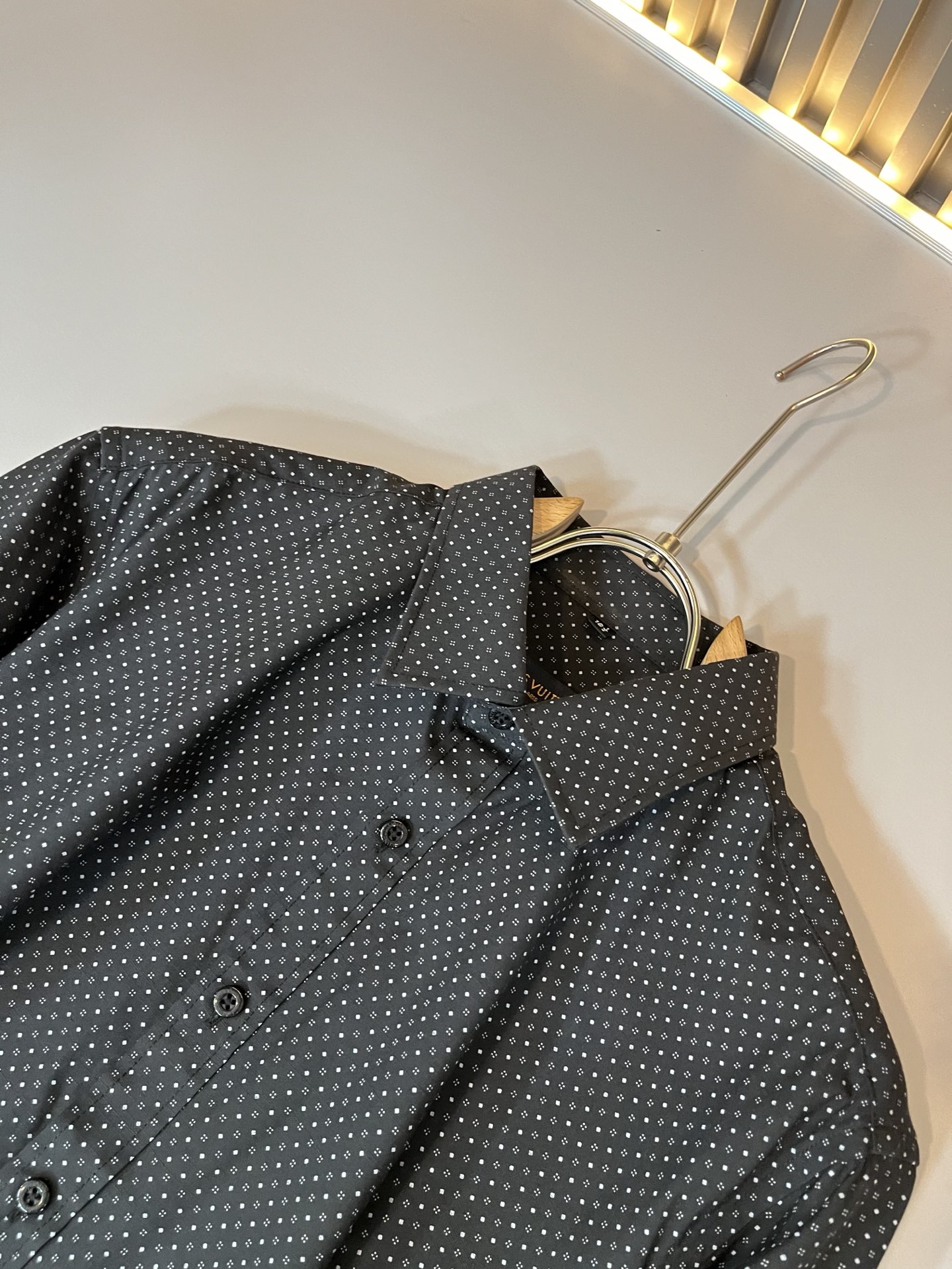 LouisVuitt*路易*登 2025秋季新品最新工艺男女同款👫翻领衬衣，独一无二超薄丝滑触感！！全景