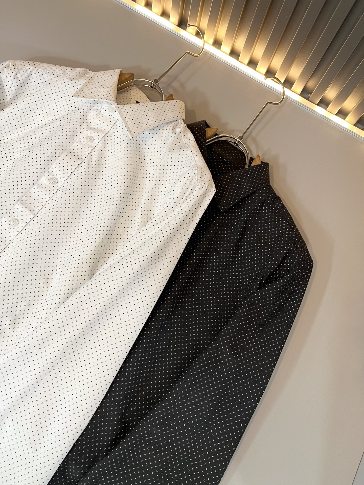 LouisVuitt*路易*登 2025秋季新品最新工艺男女同款👫翻领衬衣，独一无二超薄丝滑触感！！全景