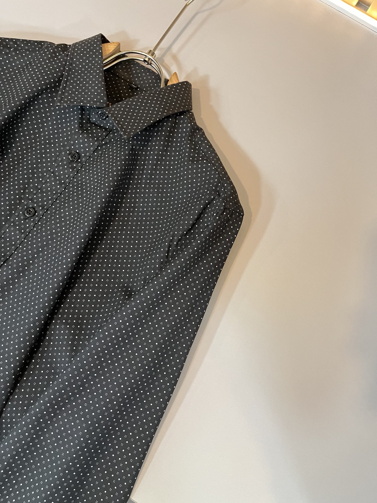 LouisVuitt*路易*登 2025秋季新品最新工艺男女同款👫翻领衬衣，独一无二超薄丝滑触感！！全景