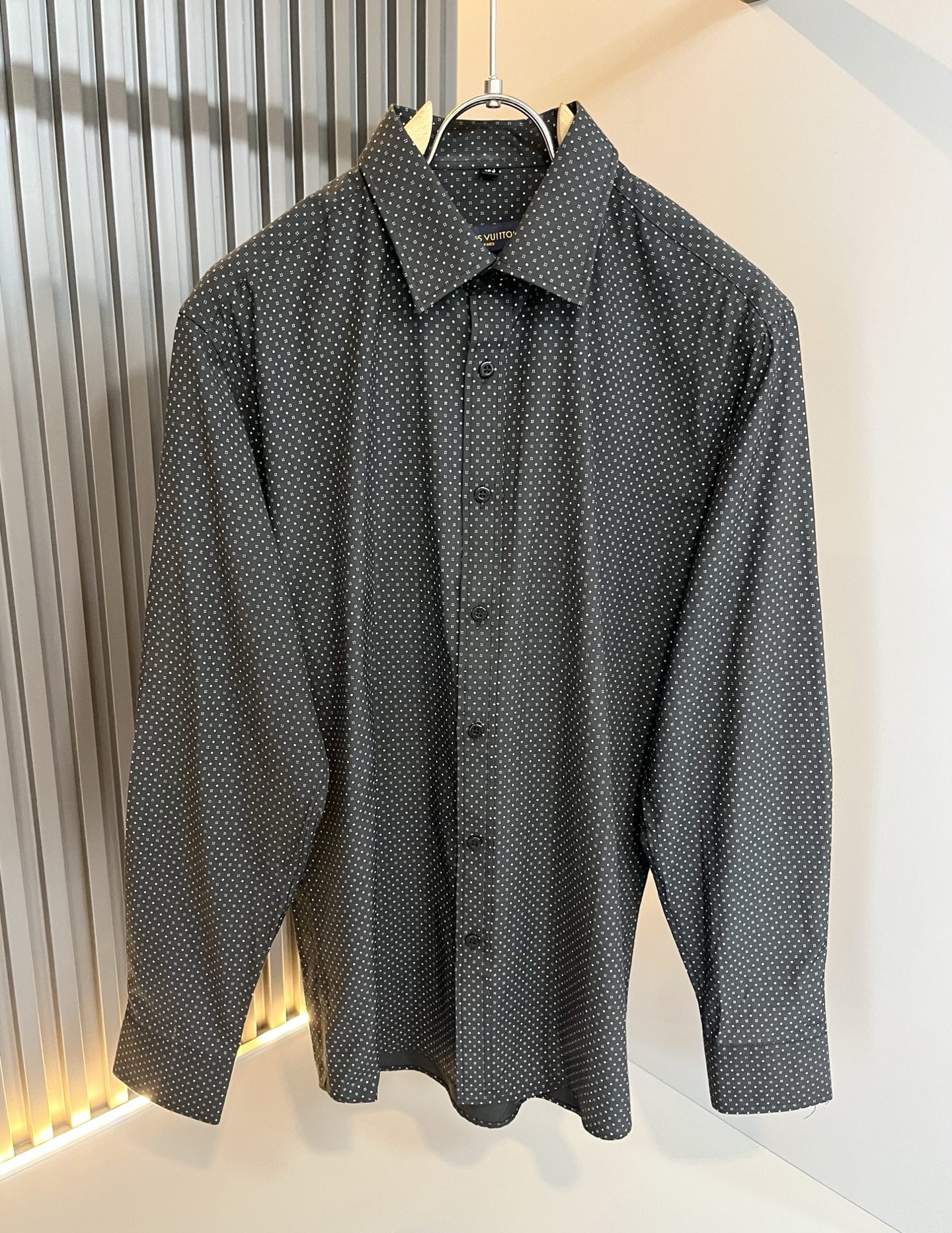 LouisVuitt*路易*登 2025秋季新品最新工艺男女同款👫翻领衬衣，独一无二超薄丝滑触感！！全景