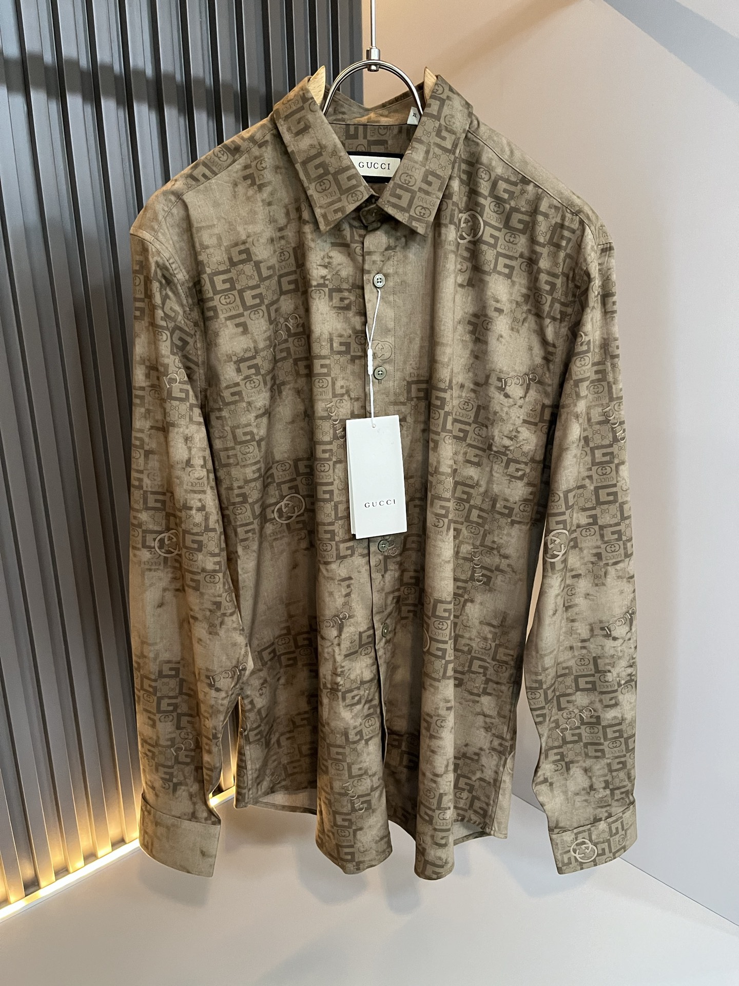 NO:530702,GUC*I Gujia 2025 autumn new men's long-sleeved shirt, with trading company channels available and released on the official website at the same time!  G-home series couples are launched, with panoramic logo pattern design!  The fabric is breathable and has a certain sense of self-weight, and custom-made original imported poplin cotton fabric!  It is breathable and comfortable to wear with close body, beautiful colors, eye-catching and fashionable. The unique patterns can definitely make you outstanding among the crowd!  The upper body effect is age-reducing and versatile. It can be easily used to make daily casual outfits and can be easily controlled!  Color Size M-3XL, gucci, gucci, gucci, alexander wang19860909GUC*I 古家 2025秋季新款男士长袖衬衣,贸易公司渠道稀出,同步官网发售！G家系列情侣上线,全景logo图案设计！面料透气有一定的自重感,定制原版进口府绸棉面料！贴身穿着透气亲肤舒适,色彩靓丽、吸睛时髦度爆棚,与众不同的图案绝对可以让你在人群中出彩万分！上身效果减龄又百搭,轻松Get起日常休闲穿搭,可轻松驾驭！颜色 尺码M-3XL,,gucci,gucci,gucci,alexander wang,Men's clothing