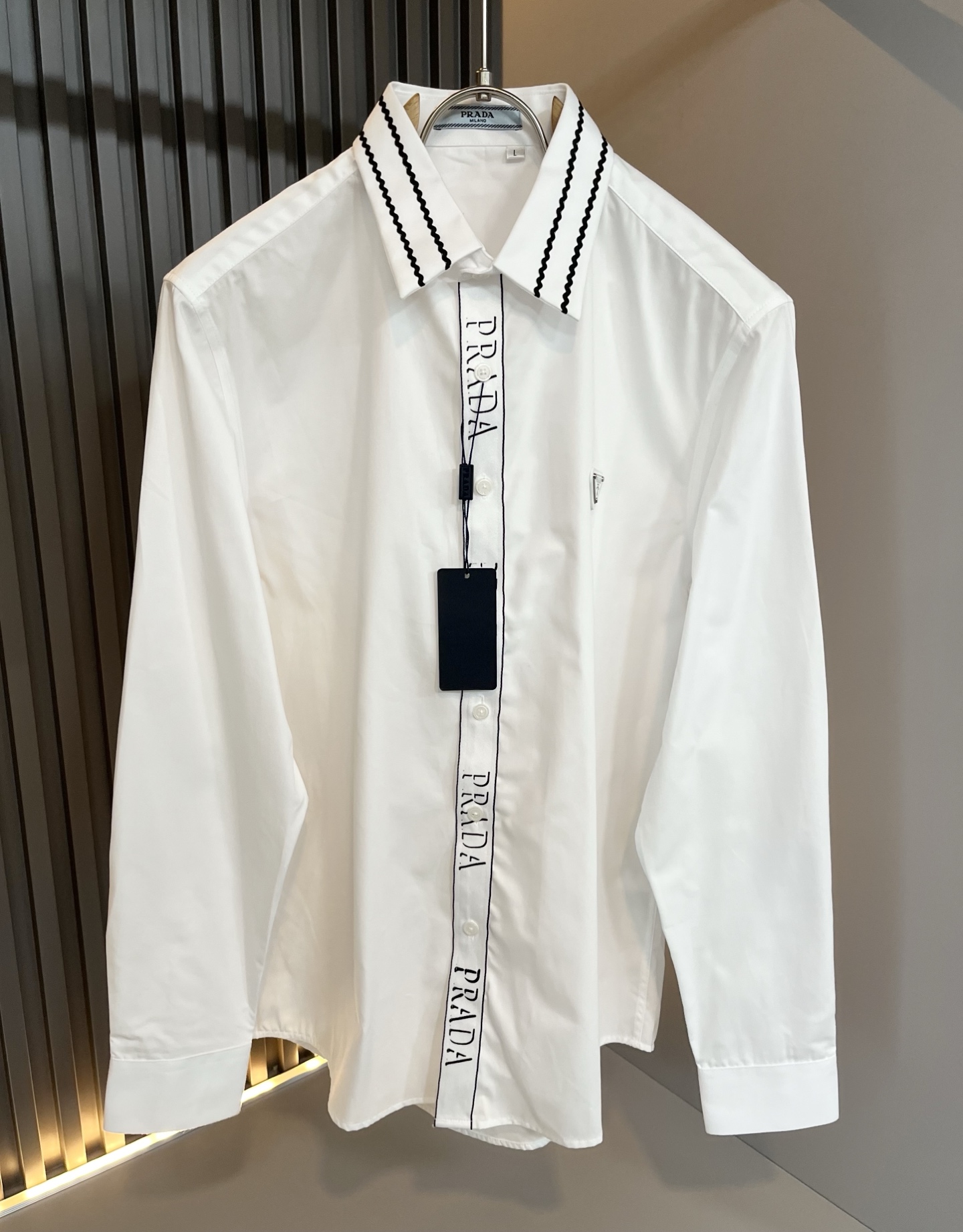 NO:530713,PRAD*A Pu*da 2025 autumn new casual men's shirt, the latest fashionable casual logo hardware modification!  Trading companies have sparse channels and are released on the official website at the same time. The most anticipated high-quality products are coming, with high-end customized poplin cotton material!  Let you feel what is truly high luxury and connotation! This model is made of P-made professionally customized poplin cotton fabric. The surface is neat and smooth and shiny. The texture is obvious through the screen. It perfectly enhances the overall luxury and class, and can get a high-end luxury atmosphere at a glance! Basic regular style cutting, versatile and simple upper body, and is easy to deal with various occasions and environments. It is undoubtedly a must-have item for daily commuting! Size M-3XL, prada, alexander wang19860909PRAD*A普*达2025秋季新款休闲男士衬衣,最新时尚休闲logo五金修饰！贸易公司渠道稀出,同步官网发售,最为期待的精品狠货重磅来袭,高端定制府绸棉材质！让你感受到什么叫真正的高奢有内涵!此款选用了P家专业定制府绸棉面料制成,表面整洁光滑且富有光泽,质感透过屏幕都显而易 完美提升了整体的奢华档次感,一眼就能Get到的高端奢华气息!基础常规的版型裁剪,上身百搭简约不挑人,轻松应对各种场合与环境,属于日常通勤必备的臻品无疑!尺码M-3XL,,prada,alexander wang,Men's clothing