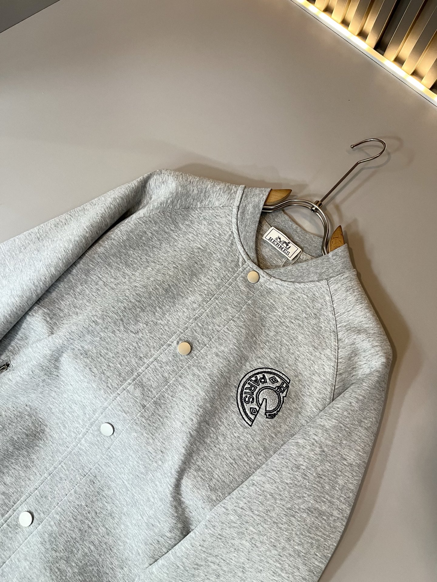 Her*mes爱*仕 2025秋冬新品棒球服夹克外套重磅来袭，定制纯棉面料制作而成，高端户外运动休闲系列