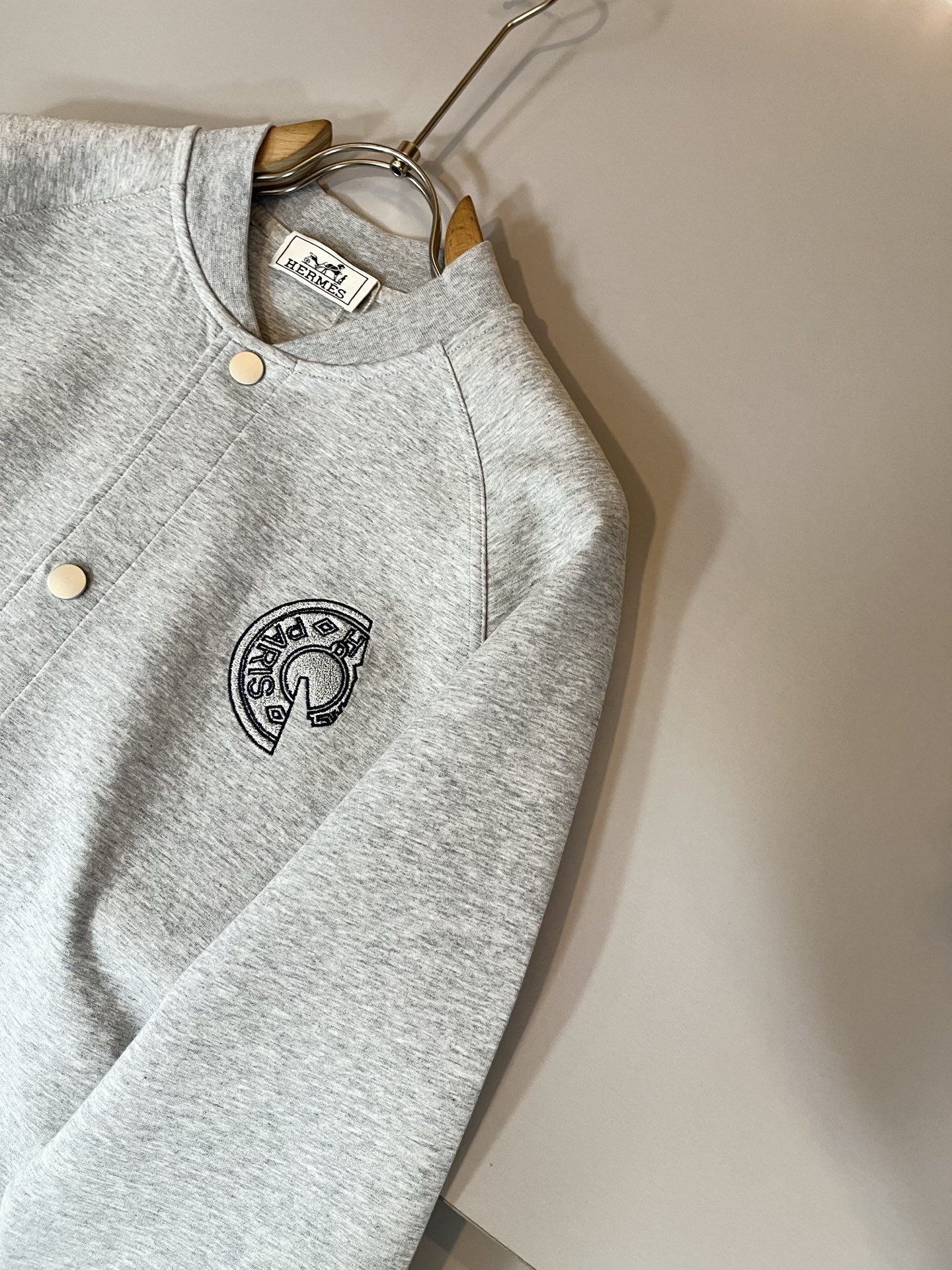 Her*mes爱*仕 2025秋冬新品棒球服夹克外套重磅来袭，定制纯棉面料制作而成，高端户外运动休闲系列