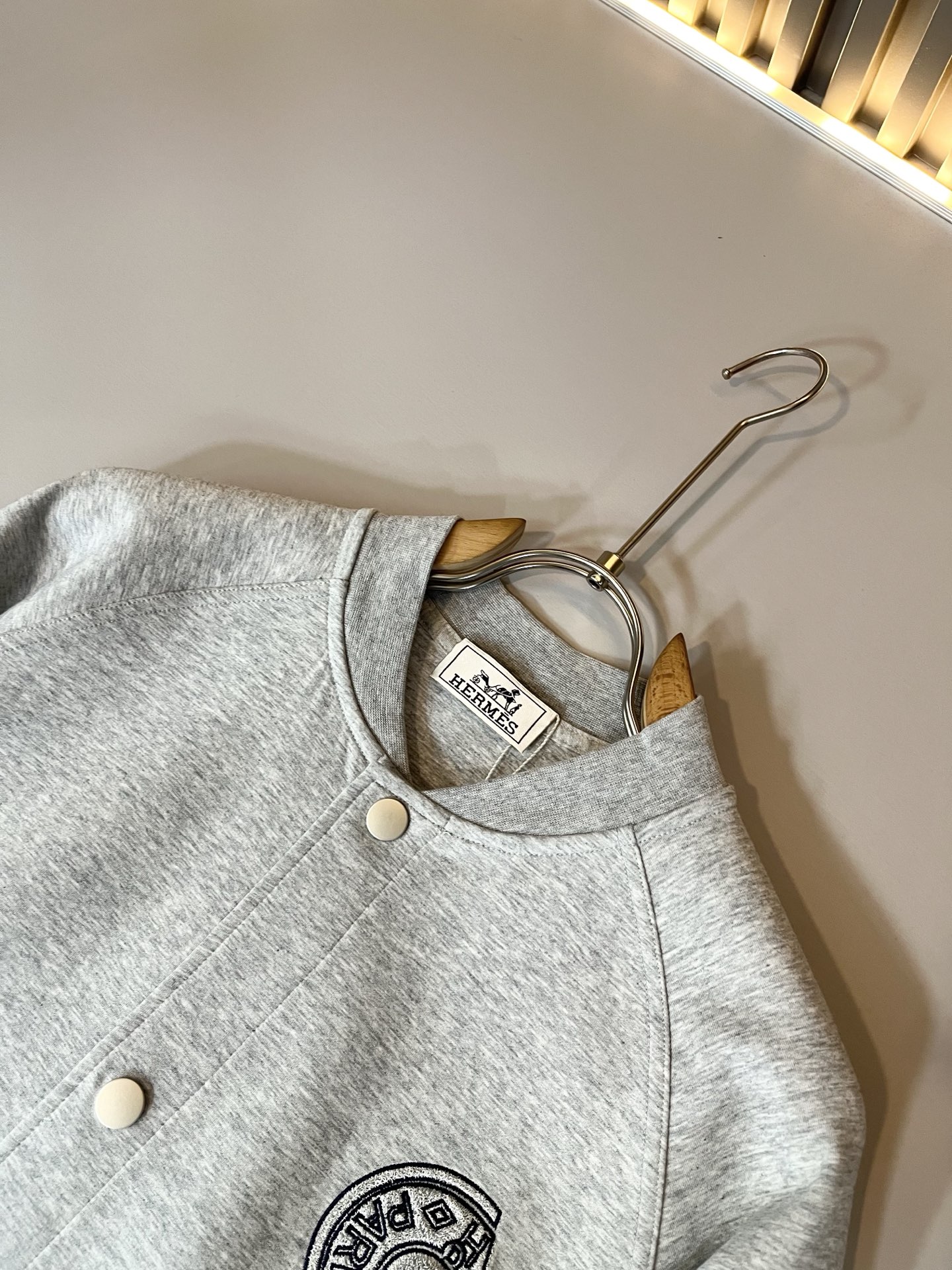 Her*mes爱*仕 2025秋冬新品棒球服夹克外套重磅来袭，定制纯棉面料制作而成，高端户外运动休闲系列