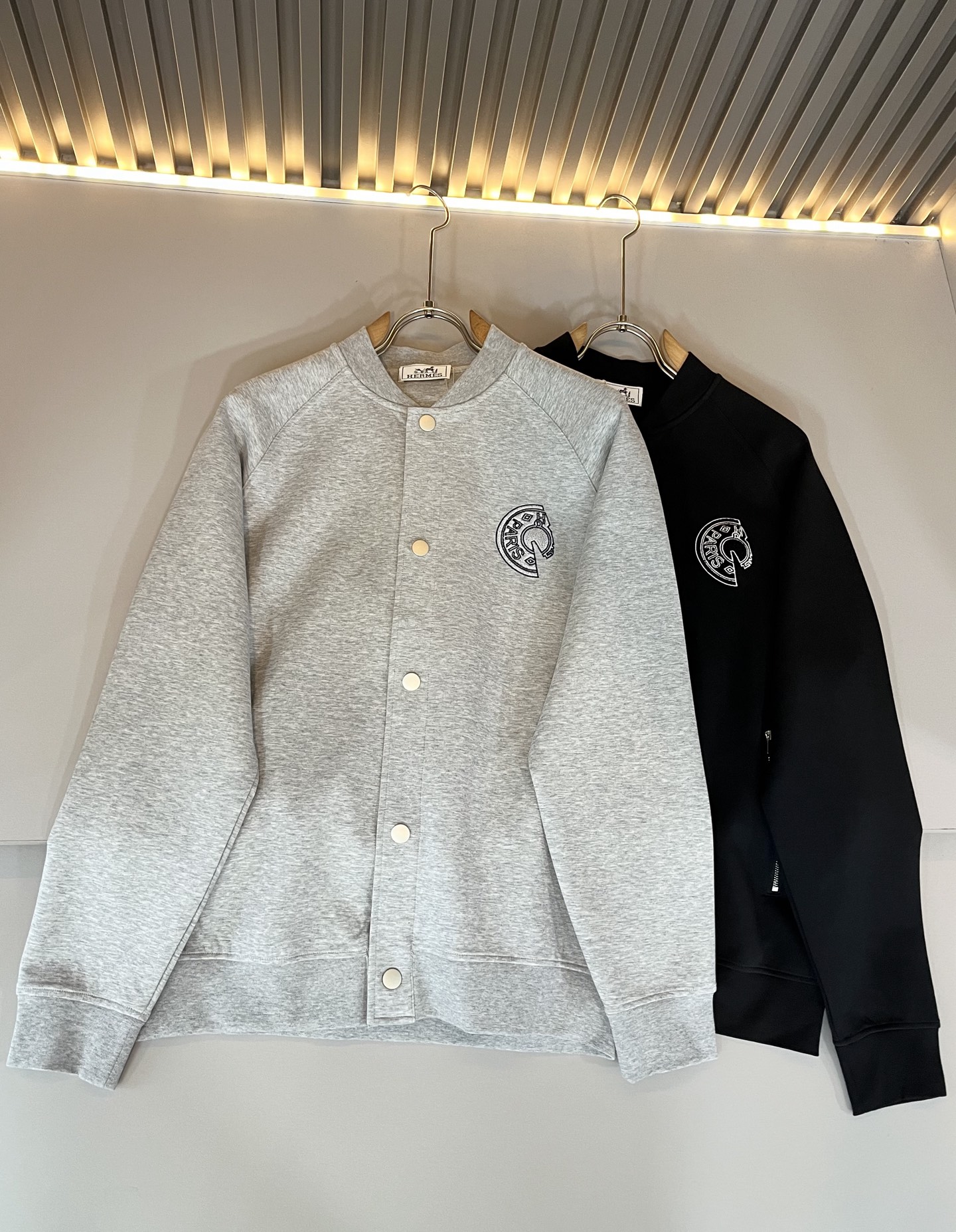 Her*mes爱*仕 2025秋冬新品棒球服夹克外套重磅来袭，定制纯棉面料制作而成，高端户外运动休闲系列