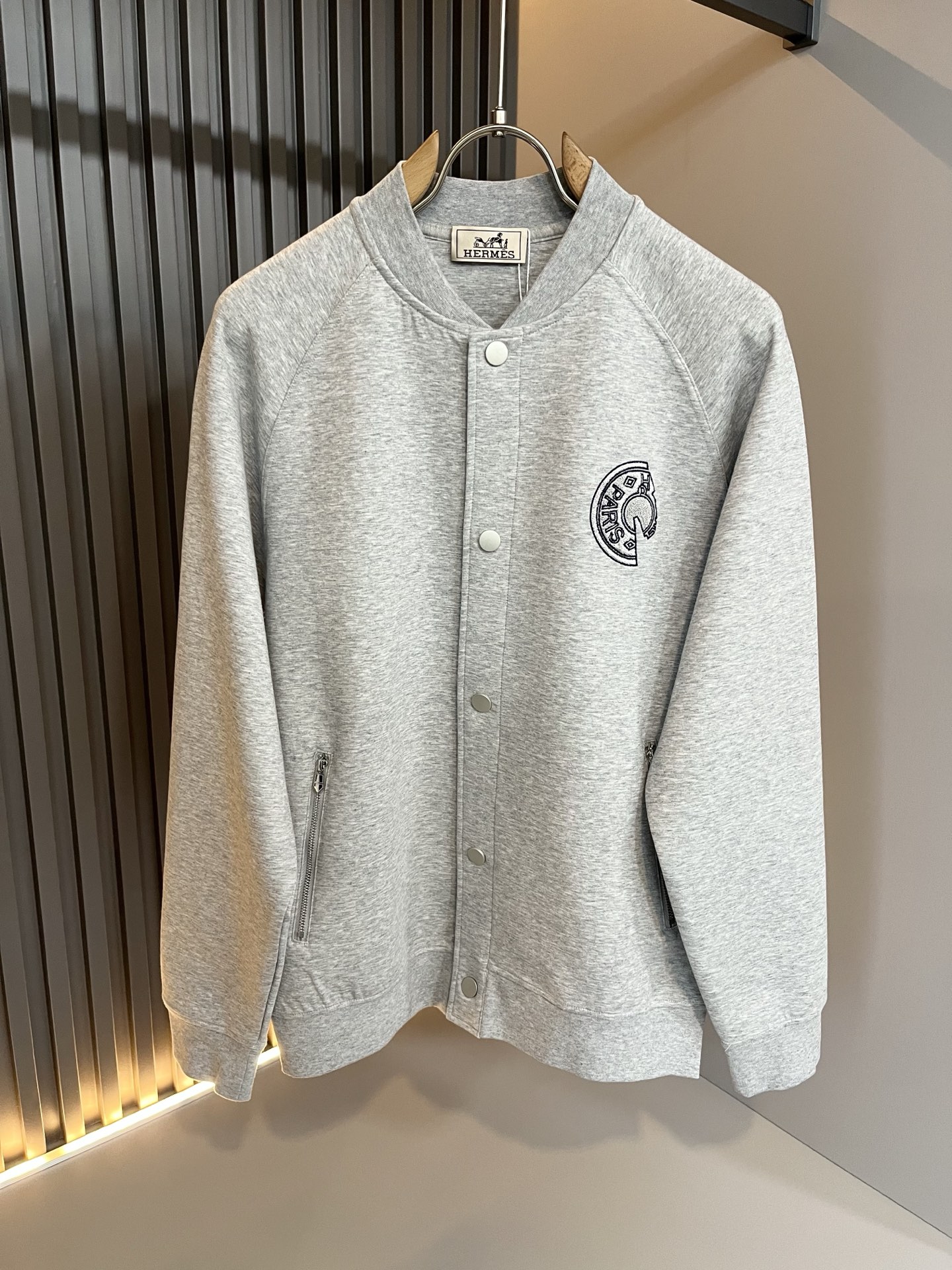 Her*mes爱*仕 2025秋冬新品棒球服夹克外套重磅来袭，定制纯棉面料制作而成，高端户外运动休闲系列