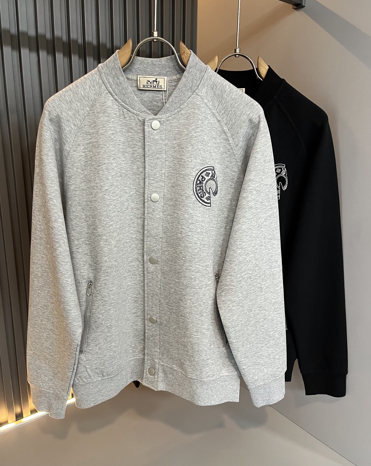 NO:531887,Her*mes New baseball uniform jackets in autumn and winter are coming, made of customized pure cotton fabrics, high-end outdoor sports and leisure series, very popular sports trend!  The latest special material developed by BUR, memory fabric, is also called memory cloth, which refers to fabrics with morphological memory functions, and embroidery design on the chest logo pattern!  Selling all versions on the market in seconds is not a level at all. Whether it is material, detail restoration and craftsmanship, you are not afraid of any challenges. Just to contribute wonderful products to everyone as always and consistent. A style of concept ties fashion together and always maintains perfection. A simple but not simple design style perfectly meets the outfit you need in daily life. Size: M-3XL, burberry, jackets & coats, jackets & coats, alexander wang19860909Her*mes爱*仕 秋冬新品棒球服夹克外套重磅来袭,定制纯棉面料制作而成,高端户外运动休闲系列,非常火热运动风潮！BUR最新研发的特殊材质,记忆面料也叫记忆布,是指具有形态记忆功能的面料,胸前logo图案刺绣设计！秒杀市面上一切版本,只能说根本就不是一个级别的存在,不管是材质还是细节还原度以及工艺制作方面,不惧任何挑战,只为给大家奉献绝妙产物一如既往,始终如一,理念的一个款式将时尚紧紧的捆绑在一起,时刻保持完美,简约而不简单的的设计风格,完美的满足了你日常所需要的穿搭.尺码:M-3XL,,burberry,jackets & coats,jackets & coats,alexander wang,Men's clothing