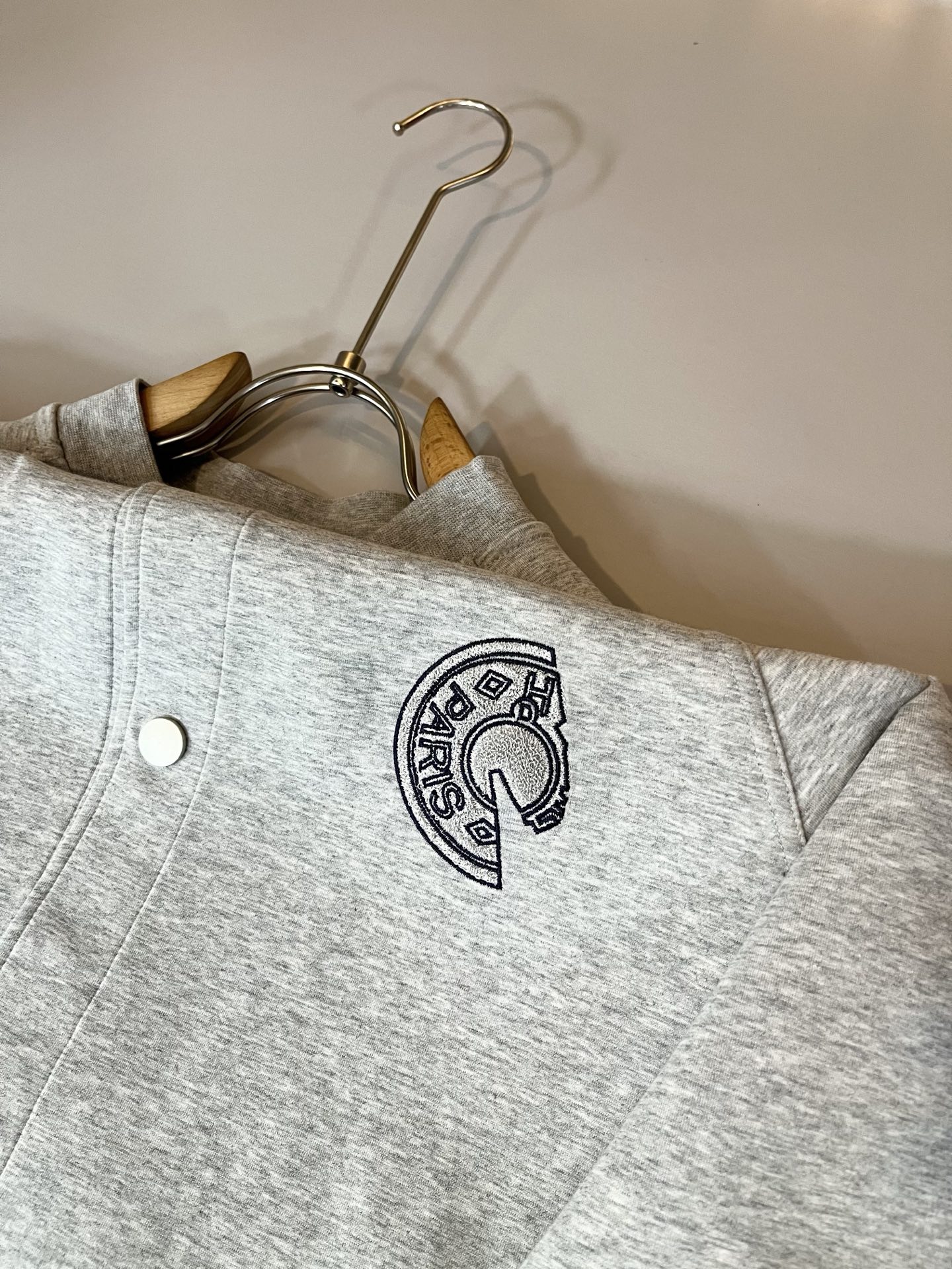 Her*mes爱*仕 2025秋冬新品棒球服夹克外套重磅来袭，定制纯棉面料制作而成，高端户外运动休闲系列