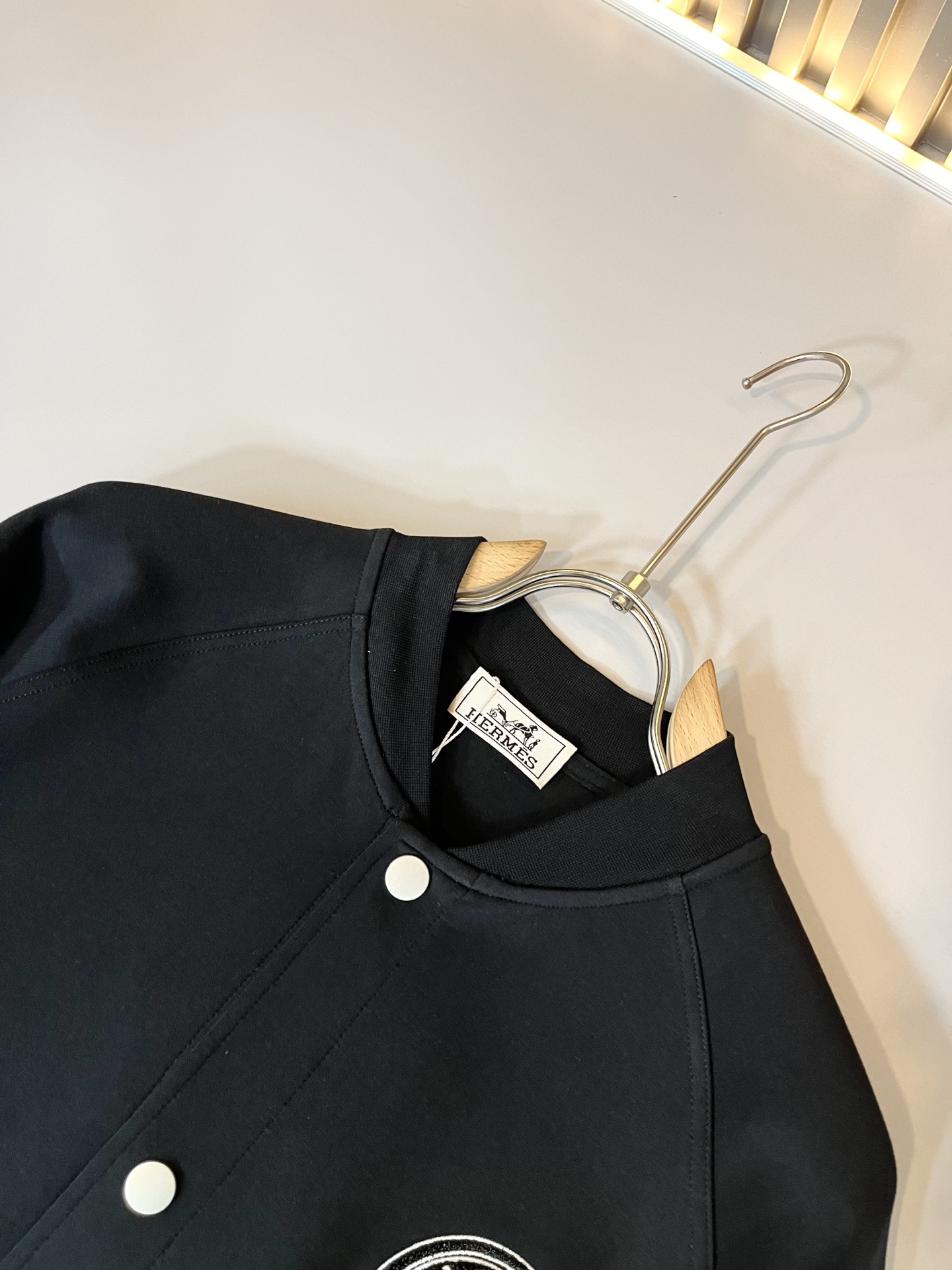 Her*mes爱*仕 2025秋冬新品棒球服夹克外套重磅来袭，定制纯棉面料制作而成，高端户外运动休闲系列