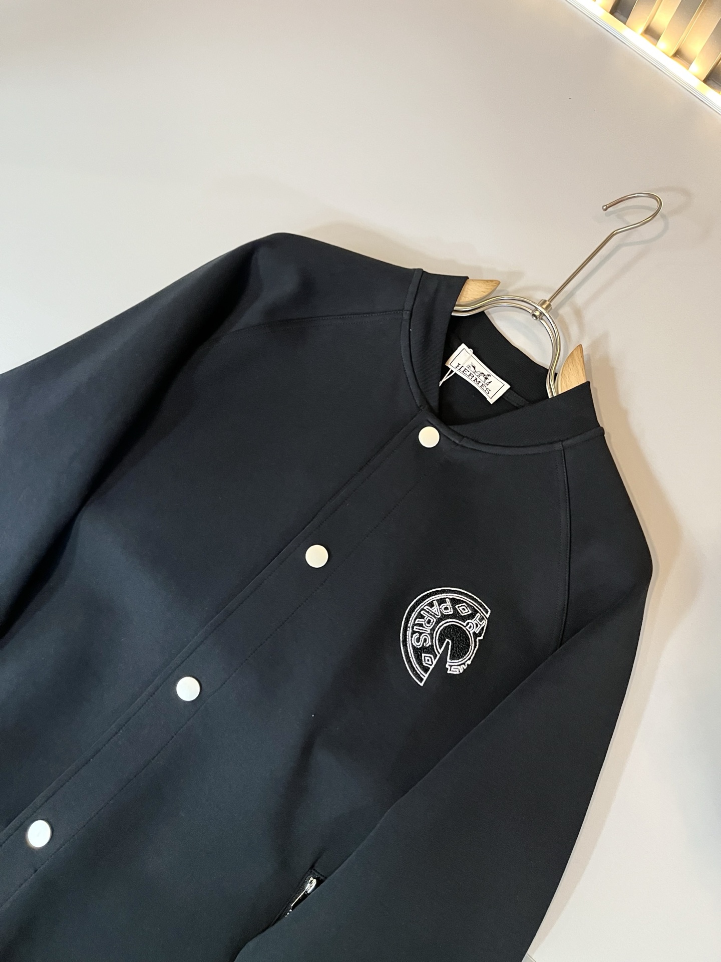 Her*mes爱*仕 2025秋冬新品棒球服夹克外套重磅来袭，定制纯棉面料制作而成，高端户外运动休闲系列
