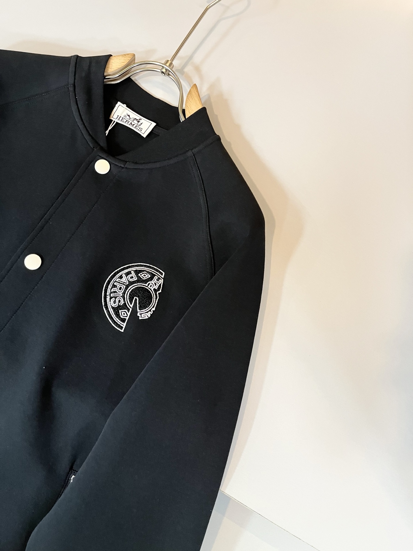 Her*mes爱*仕 2025秋冬新品棒球服夹克外套重磅来袭，定制纯棉面料制作而成，高端户外运动休闲系列