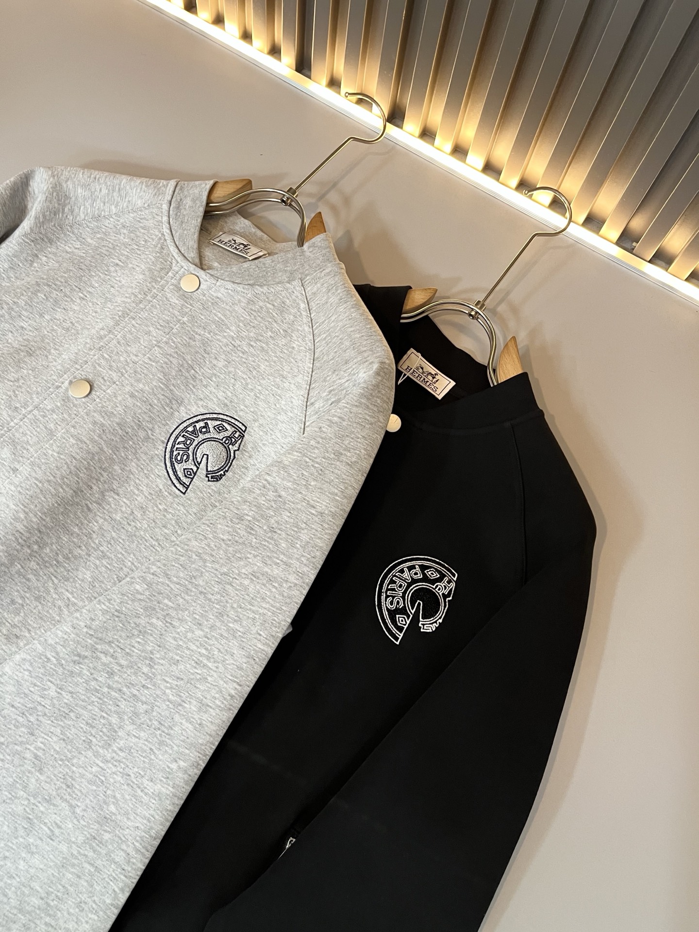 Her*mes爱*仕 2025秋冬新品棒球服夹克外套重磅来袭，定制纯棉面料制作而成，高端户外运动休闲系列