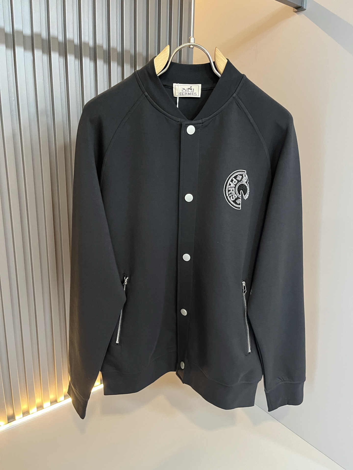 Her*mes爱*仕 2025秋冬新品棒球服夹克外套重磅来袭，定制纯棉面料制作而成，高端户外运动休闲系列