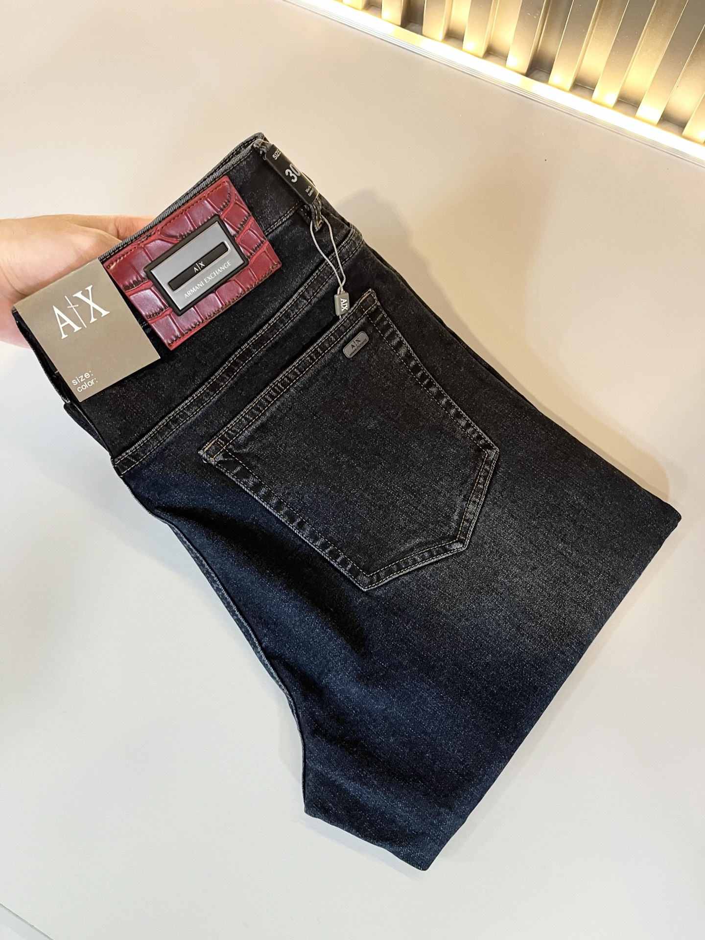NO:527620,Arman A*ni autumn and winter new men's small straight jeans, trading company orders!  Synchronized on the official website, classic works are very good to match clothes, and they taste very good no matter how you wear them. Original imported retro denim fabric, soft feel, truly low-key and luxurious, very suitable for autumn and winter wear. Standard straight slim fit style, more comfortable to wear, unrestrained, and particularly particular about accessories. Exquisite original logo logo waist brand design!  The lining is very solid. The point is that it has very high cost performance and very good quality. It is worth buying!  Size 29-40, Armani,jeans,alexander wang19860909Arman阿*尼秋冬新款男士小直筒牛仔裤,贸易公司订单！官网同步 经典之作很好搭配衣服哦 怎么穿都很有味道 原版进口复古牛仔布面料 柔软手感 真正的低调奢华 很是适合秋冬季节穿着 标准直筒修身版型 穿起来更加舒服 无拘无束 辅料上面特别的讲究 精致原版标志logo腰牌设计！内衬走线都非常的扎实 重点就是 性价比非常高 质量非常好 值得购入！尺码29-40,,armani,jeans,alexander wang,Men's clothing