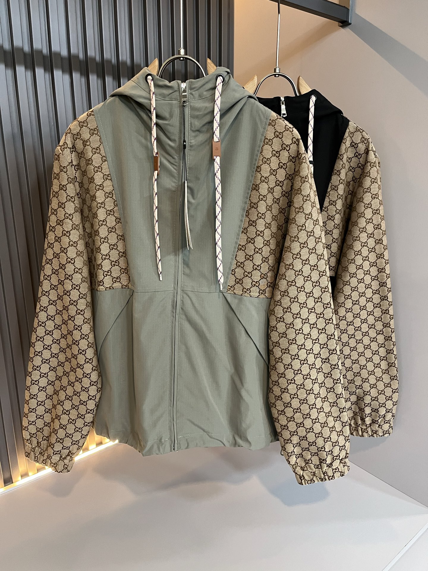 NO:530712,Gucc* Gujia 2025 Autumn and Winter Latest Series!  The same jackets for men and women are available in trading companies, and they are sold on the official website at the same time!  New fashion elements design!  Logo pattern logo design!  Injecting full vitality into the new series, we selected customers to supply imported polyester fiber fabrics. The fabric feels skin-friendly, soft and delicate, and has an extremely comfortable and breathable wearing experience. The whole item is very eye-catching and fashionable, and is deeply loved by young people today!  The loose round neck cut is a neutral style regardless of age and gender, suitable for matching all the styles and looks you need in your daily life!  It is recommended to wear couple outfits to go out on the street to make it more pleasing to the eye!  Size: M-3XL, gucci, gucci, jackets & coats, jackets & coats, alexander wang19860909Gucc*古家 2025秋冬最新系列！男女同款夹克外套,贸易公司渠道稀出,同步官网发售 ！ 新时尚元素设计！标志图案logo设计！为全新系列注入满满活力,选客供进口聚酯纤维面料制成,面料手感亲肤柔软细腻,拥有着无比舒适透气性的穿着体验,整件单品极具吸睛度与时尚感,深受当下年轻人的喜爱！基础宽松的圆领版型裁剪,不分年龄与性别的中性款式,适合搭配你日常所需的所有风格与造型！建议搭配情侣装出街会更为养眼出色！尺码:M-3XL,,gucci,gucci,jackets & coats,jackets & coats,alexander wang,Men's clothing