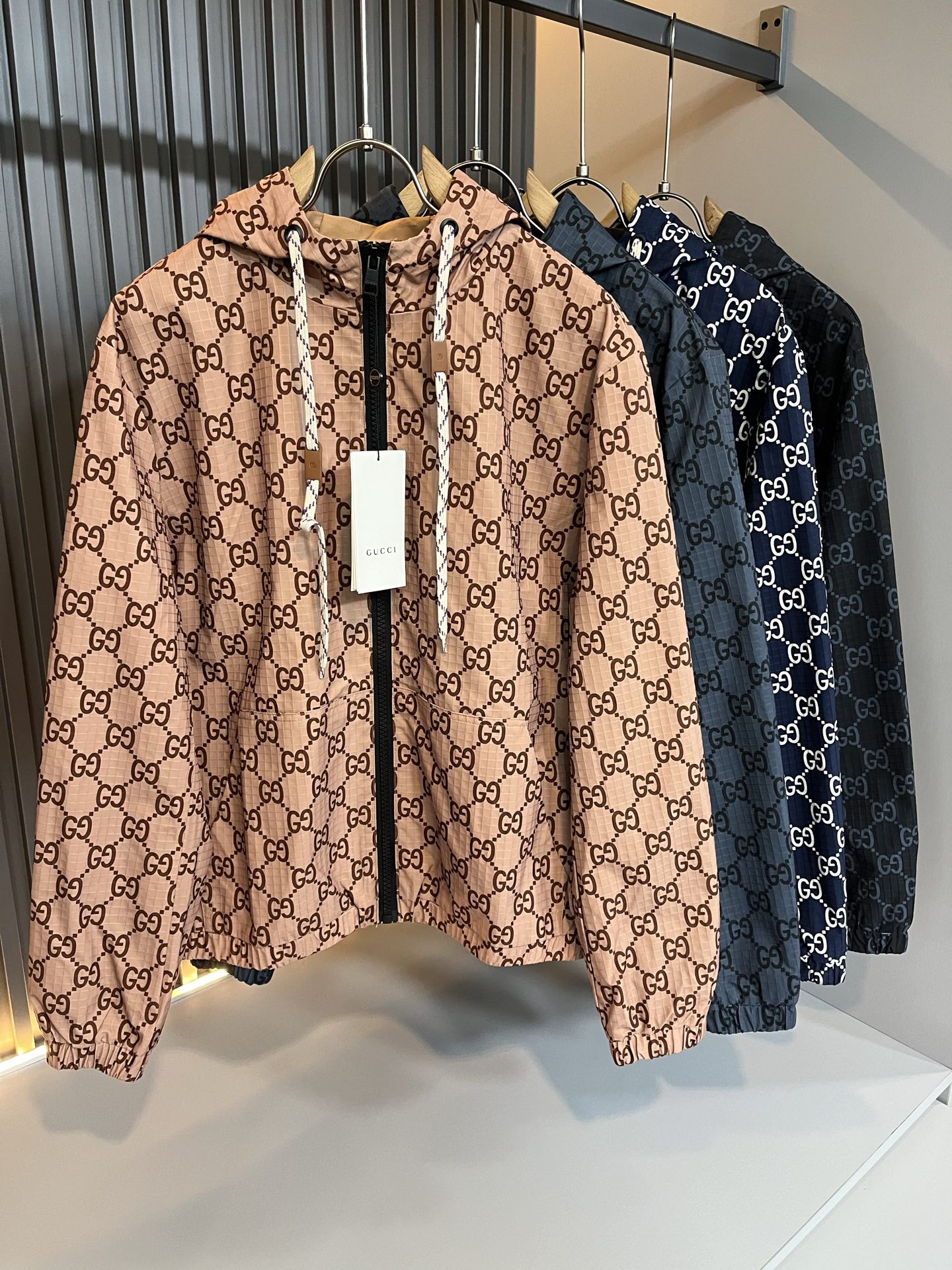 NO:529887,Gucc* Gujia 2025 Autumn and Winter Latest Series!  The same jackets for men and women are available in trading companies, and they are sold on the official website at the same time!  New fashion elements design!  Chest logo pattern logo design!  Injecting full vitality into the new series, we selected customers to supply imported polyester fiber fabrics. The fabric feels skin-friendly, soft and delicate, and has an extremely comfortable and breathable wearing experience. The whole item is very eye-catching and fashionable, and is deeply loved by young people today!  The loose round neck cut is a neutral style regardless of age and gender, suitable for matching all the styles and looks you need in your daily life!  It is recommended to wear couple outfits to go out on the street to make it more pleasing to the eye!  Size: M-3XL, gucci, gucci, jackets & coats, jackets & coats, alexander wang19860909Gucc*古家 2025秋冬最新系列！男女同款夹克外套,贸易公司渠道稀出,同步官网发售 ！ 新时尚元素设计！胸前标志图案logo设计！为全新系列注入满满活力,选客供进口聚酯纤维面料制成,面料手感亲肤柔软细腻,拥有着无比舒适透气性的穿着体验,整件单品极具吸睛度与时尚感,深受当下年轻人的喜爱！基础宽松的圆领版型裁剪,不分年龄与性别的中性款式,适合搭配你日常所需的所有风格与造型！建议搭配情侣装出街会更为养眼出色！尺码:M-3XL,,gucci,gucci,jackets & coats,jackets & coats,alexander wang,Men's clothing