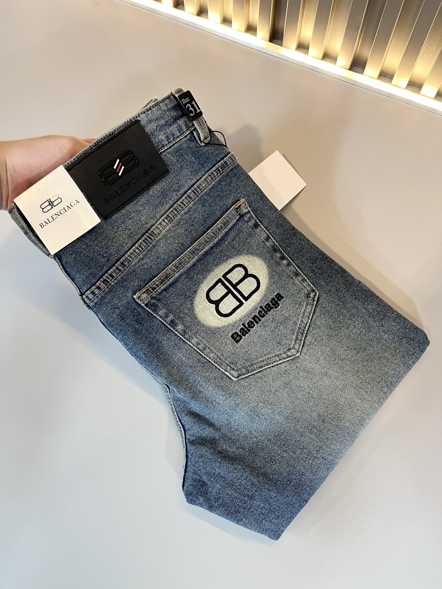NO:527644,Balenci*ga Paris* new autumn and winter jeans. The jeans from B are also one-to-one. The jeans produced are also top-notch crafts!!  Original color tannin, classic, trade order, simple, atmospheric and high-end style. Glue pressing logo design!  The process technology is well-deserved and adds a lot of fashion color. Just looking at the logo, you can tell that this product is not simple! The overall shape is very exquisite and eye-catching. The surface motorcycle thread is sewn enough to show that it is treated with care, and the inner thread is neat, symmetrical, tight and powerful. You can see that the threading machine is not the process technology that ordinary factories can have. The brand culture has a high value for communication and is worth collecting. Brand followers are classic styles that cannot be missed. Size: 29-40, ,balenciaga, jeans, alexander wang19860909Balenci*ga巴黎*家 秋冬新款牛仔裤.B家的牛仔裤也是属一属二的.产出的牛仔也都是顶级的工艺品! ！原色丹宁 经典 贸易订单 上身简约大气上档次.压胶logo工艺设计！工艺技术可谓名不虚传,增添了不少的时尚色彩气息,光看标志就知道此货不简单!整体造型十分精致抢眼.表面机车线的缝制足可看出用心对待,内里走线工整匀称紧密有力,就能看出走线的机器非一般的工厂所能有的工艺技术.品牌文化的传播价值观念很高.值得收藏.品牌追随者更是不可错过的经典款式.尺码:29-40,,balenciaga,jeans,alexander wang,Men's clothing