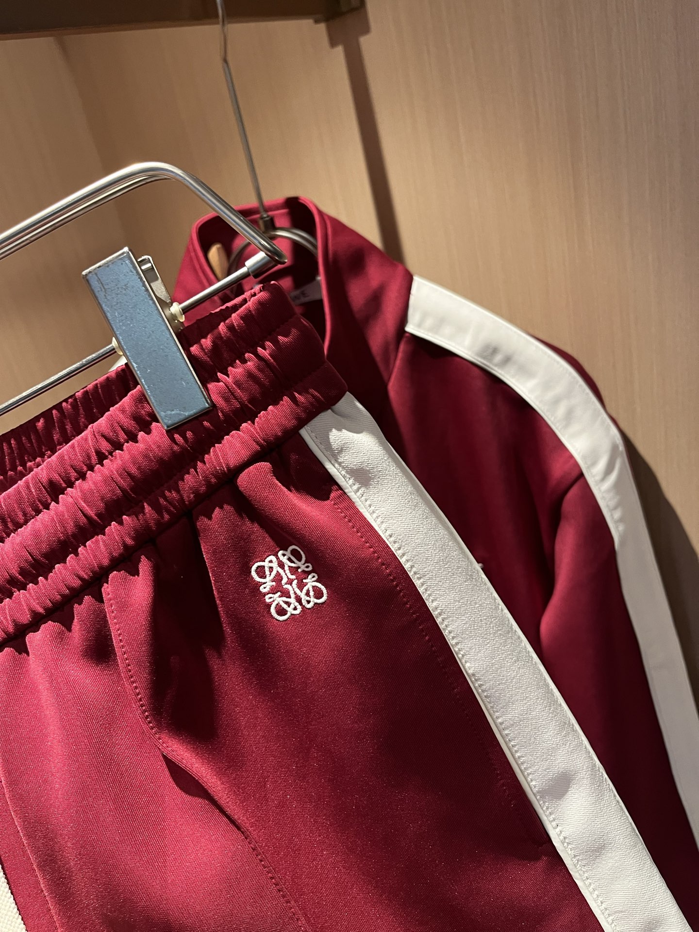 LOE*WE罗*威 2025秋冬男女同款👫套装，意大利原厂订单渠道，极具个性高级潮风，标志logo图案刺