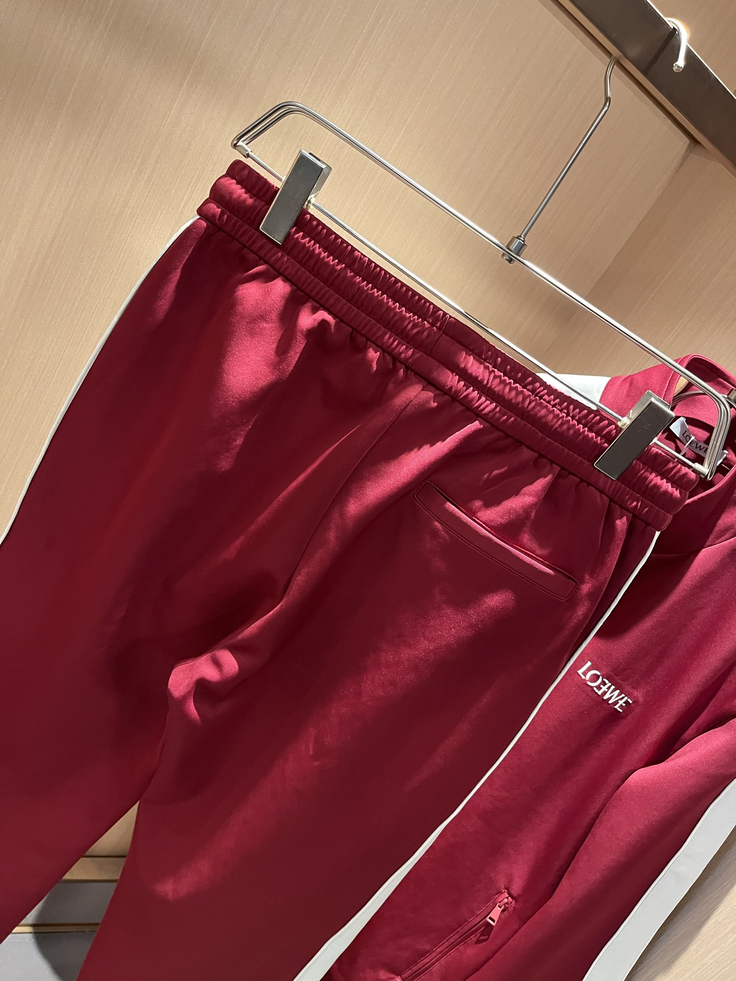 LOE*WE罗*威 2025秋冬男女同款👫套装，意大利原厂订单渠道，极具个性高级潮风，标志logo图案刺