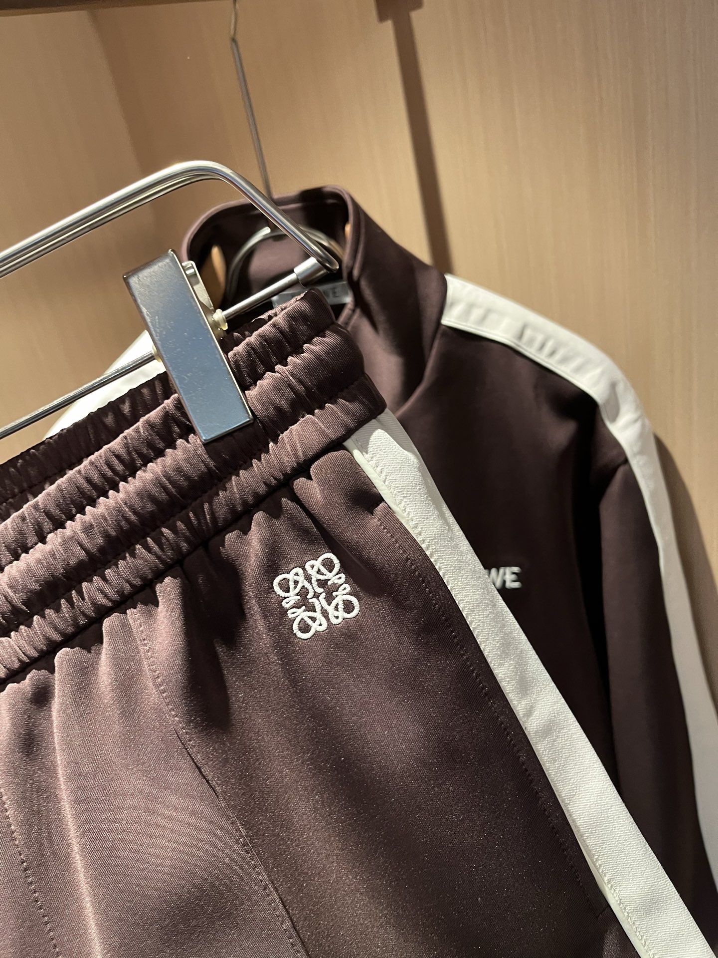 LOE*WE罗*威 2025秋冬男女同款👫套装，意大利原厂订单渠道，极具个性高级潮风，标志logo图案刺