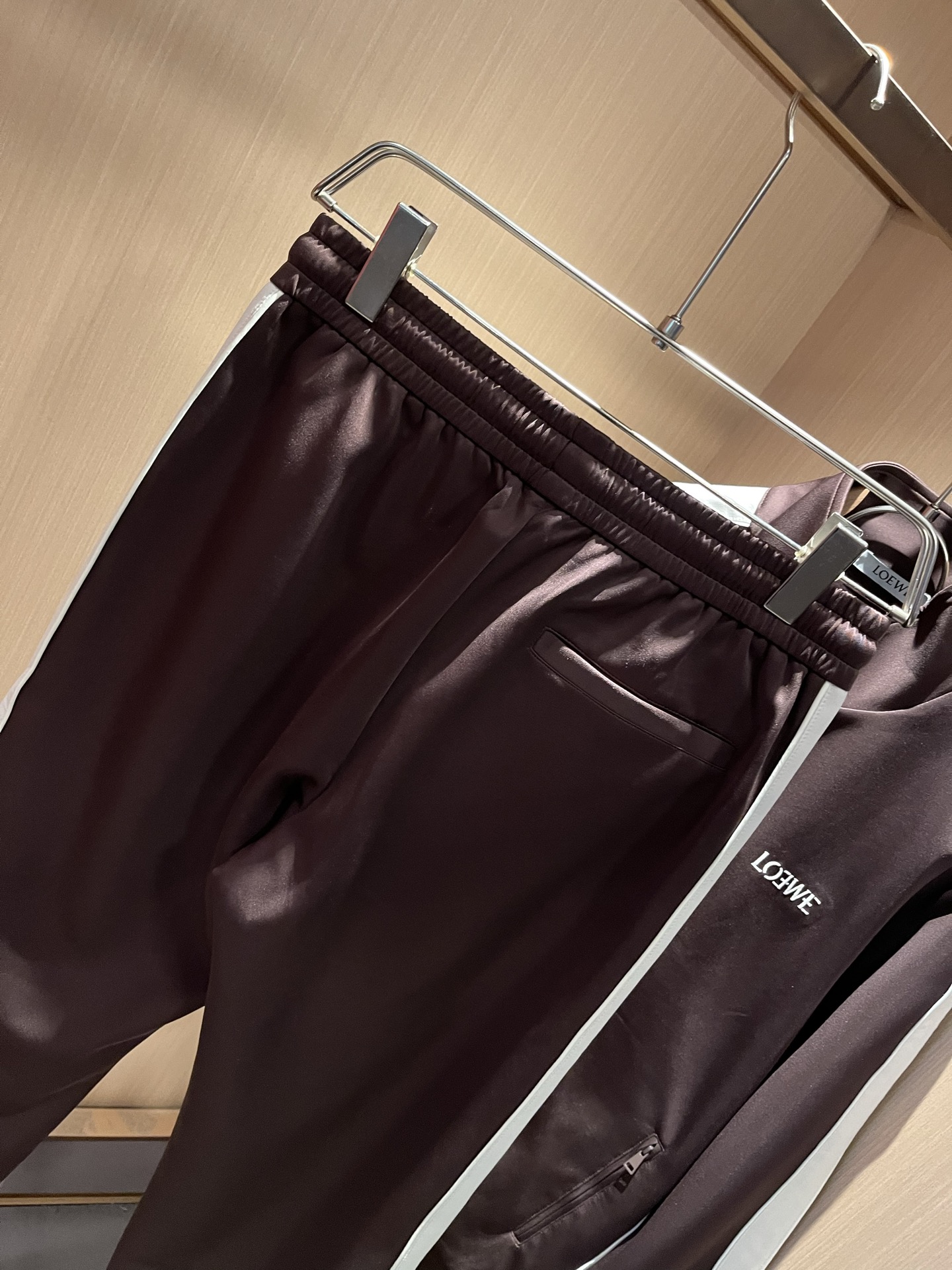 LOE*WE罗*威 2025秋冬男女同款👫套装，意大利原厂订单渠道，极具个性高级潮风，标志logo图案刺