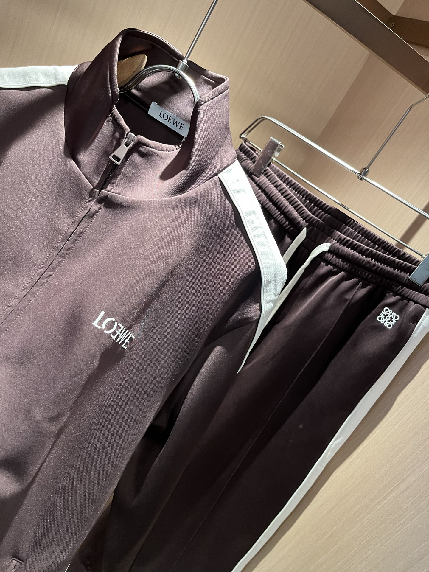 LOE*WE罗*威 2025秋冬男女同款👫套装，意大利原厂订单渠道，极具个性高级潮风，标志logo图案刺