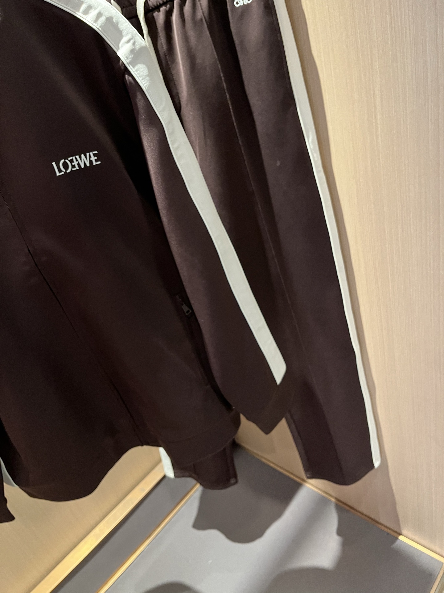 LOE*WE罗*威 2025秋冬男女同款👫套装，意大利原厂订单渠道，极具个性高级潮风，标志logo图案刺