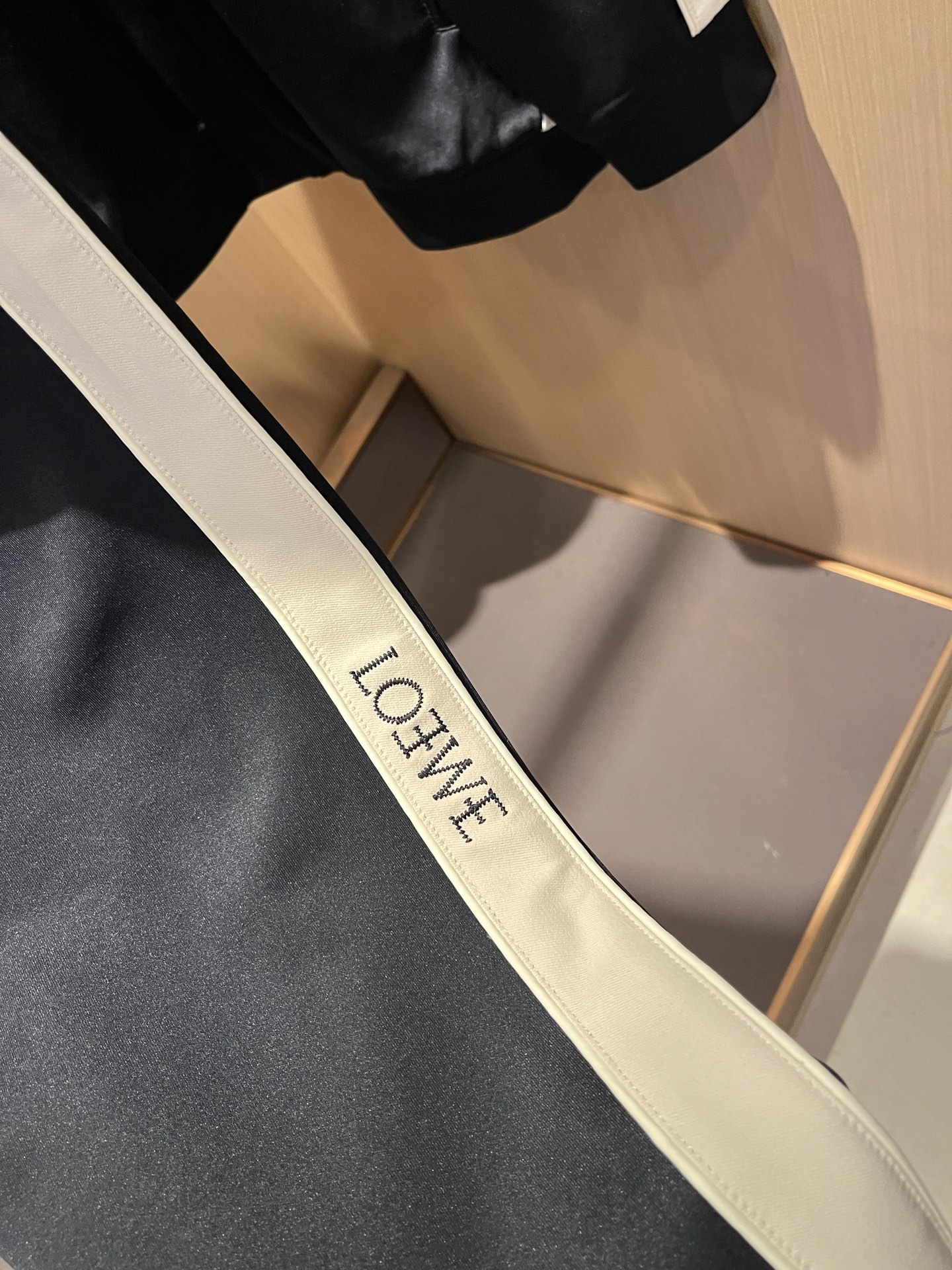 LOE*WE罗*威 2025秋冬男女同款👫套装，意大利原厂订单渠道，极具个性高级潮风，标志logo图案刺