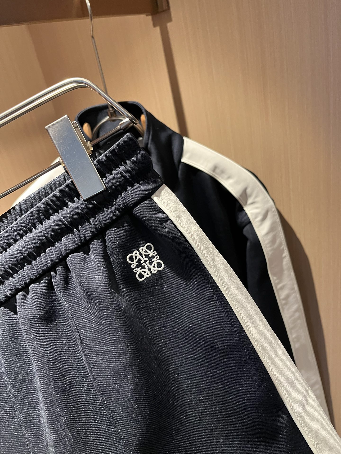 LOE*WE罗*威 2025秋冬男女同款👫套装，意大利原厂订单渠道，极具个性高级潮风，标志logo图案刺