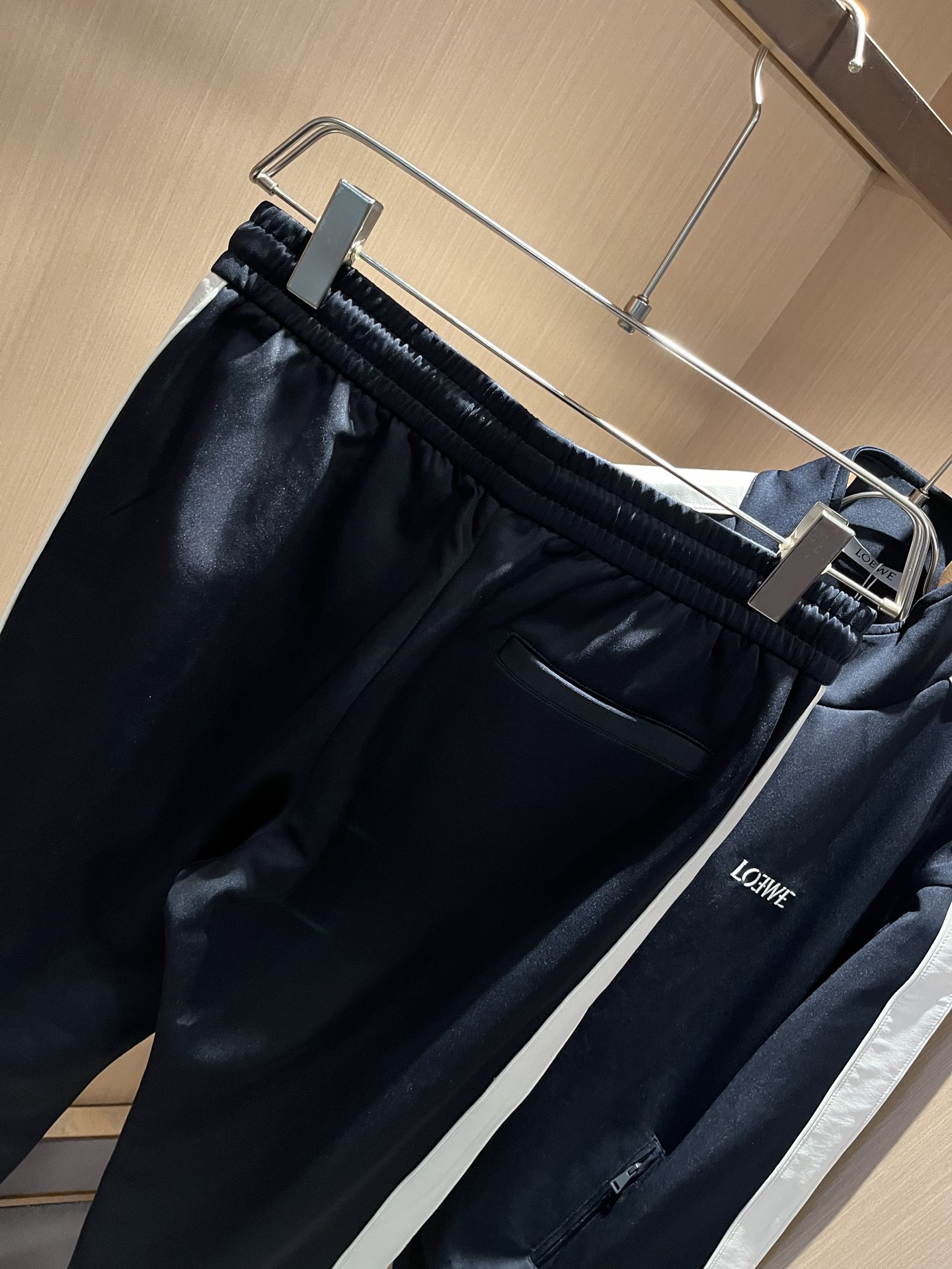 LOE*WE罗*威 2025秋冬男女同款👫套装，意大利原厂订单渠道，极具个性高级潮风，标志logo图案刺