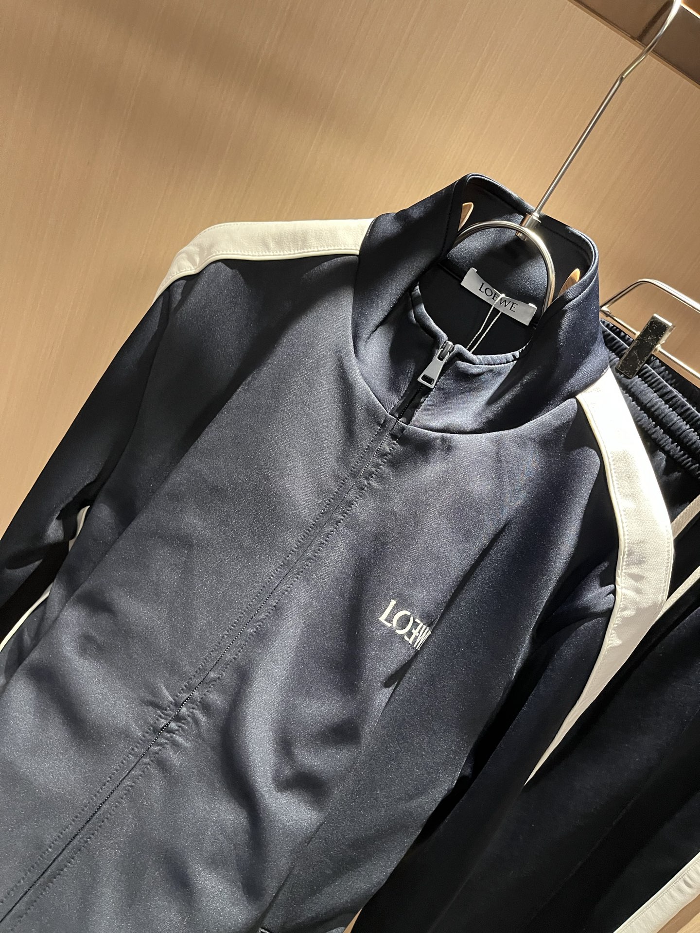 LOE*WE罗*威 2025秋冬男女同款👫套装，意大利原厂订单渠道，极具个性高级潮风，标志logo图案刺