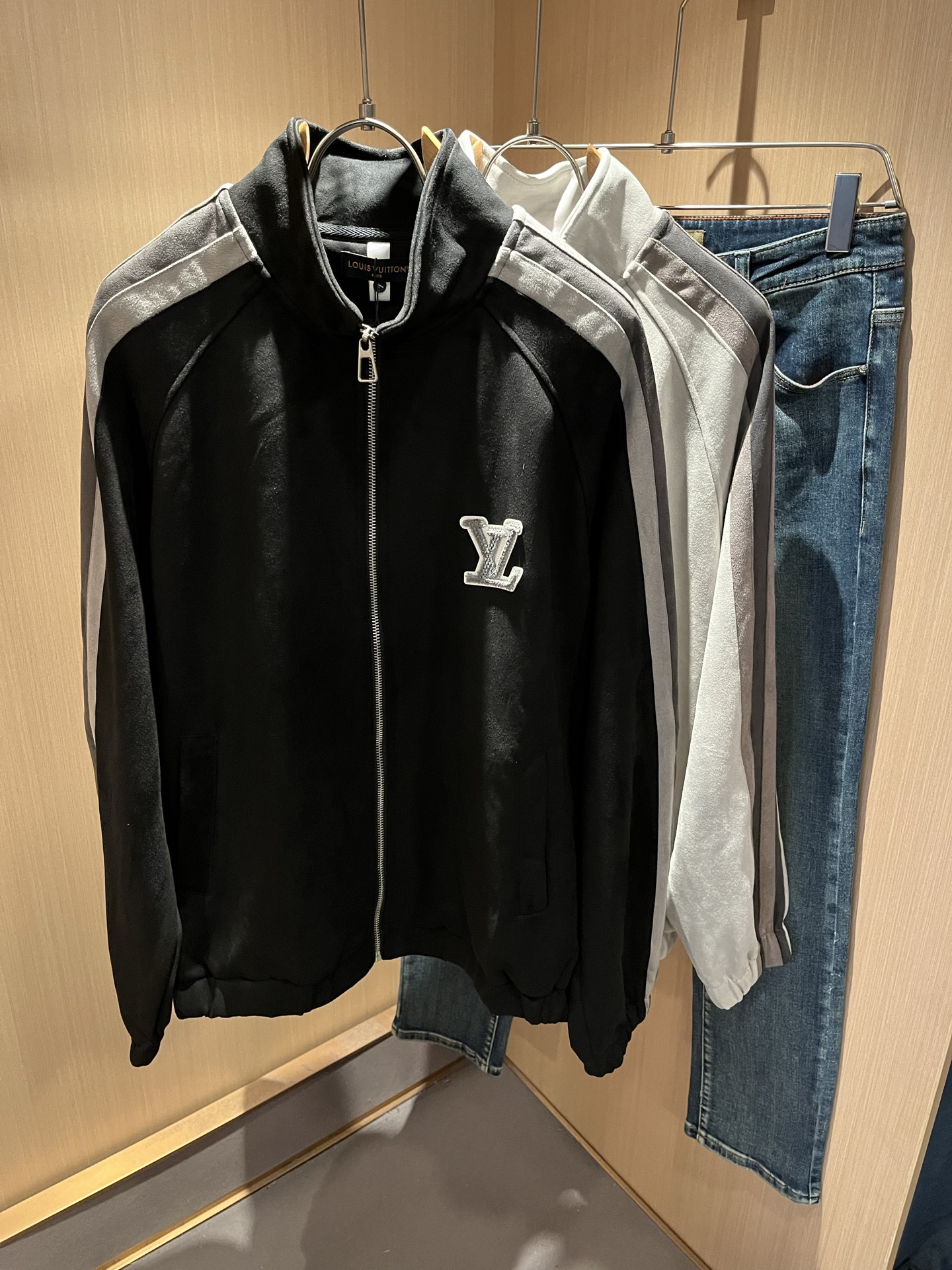LouisVuitt*路易*登 2025秋冬新品最新款夹克外套，立体logo图案刺绣设计！！贸易公司渠道